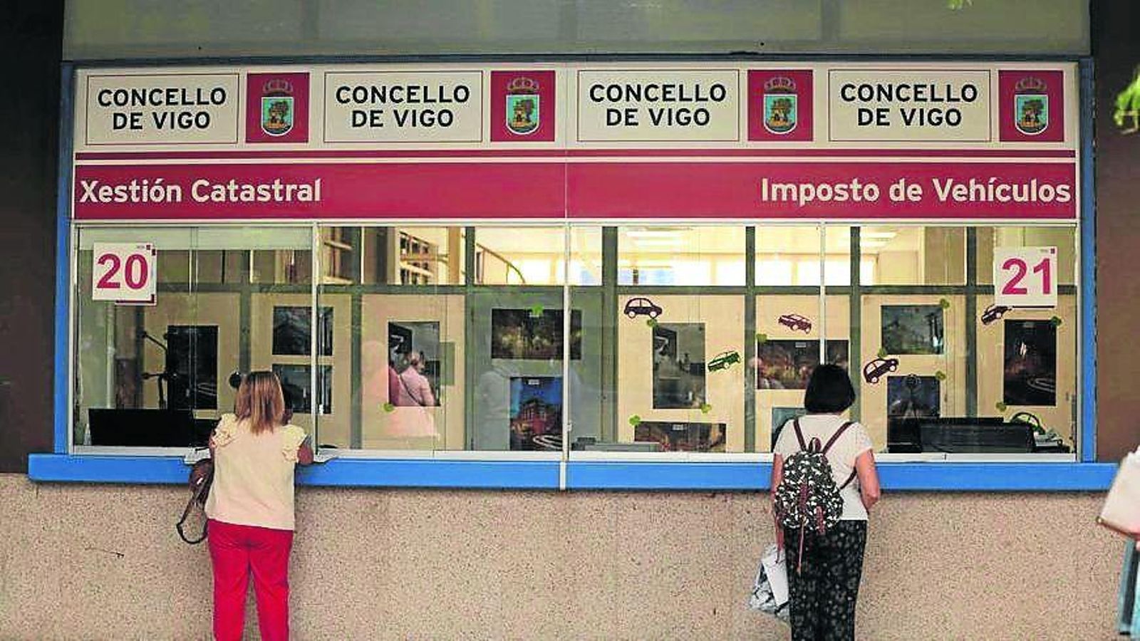 n n n El número de vehículos en el padrón fiscal de este año es de 200.038 registros, que no coincide con los datos de la Dirección General de Tráfico. El Concello explica que las diferencias se deben a que el Servicio de Gestión Tributaria realiza un proceso de continua detección y subsanación de posibles datos erróneos y además, en ejercicios previos se efectuó una depuración de la base de datos de vehículos de antigüedad superior a 25 años y se excluyó del padrón a más de 6.000, que no contaban con seguro obligatorio ni ITV en un periodo superior a cinco años.n