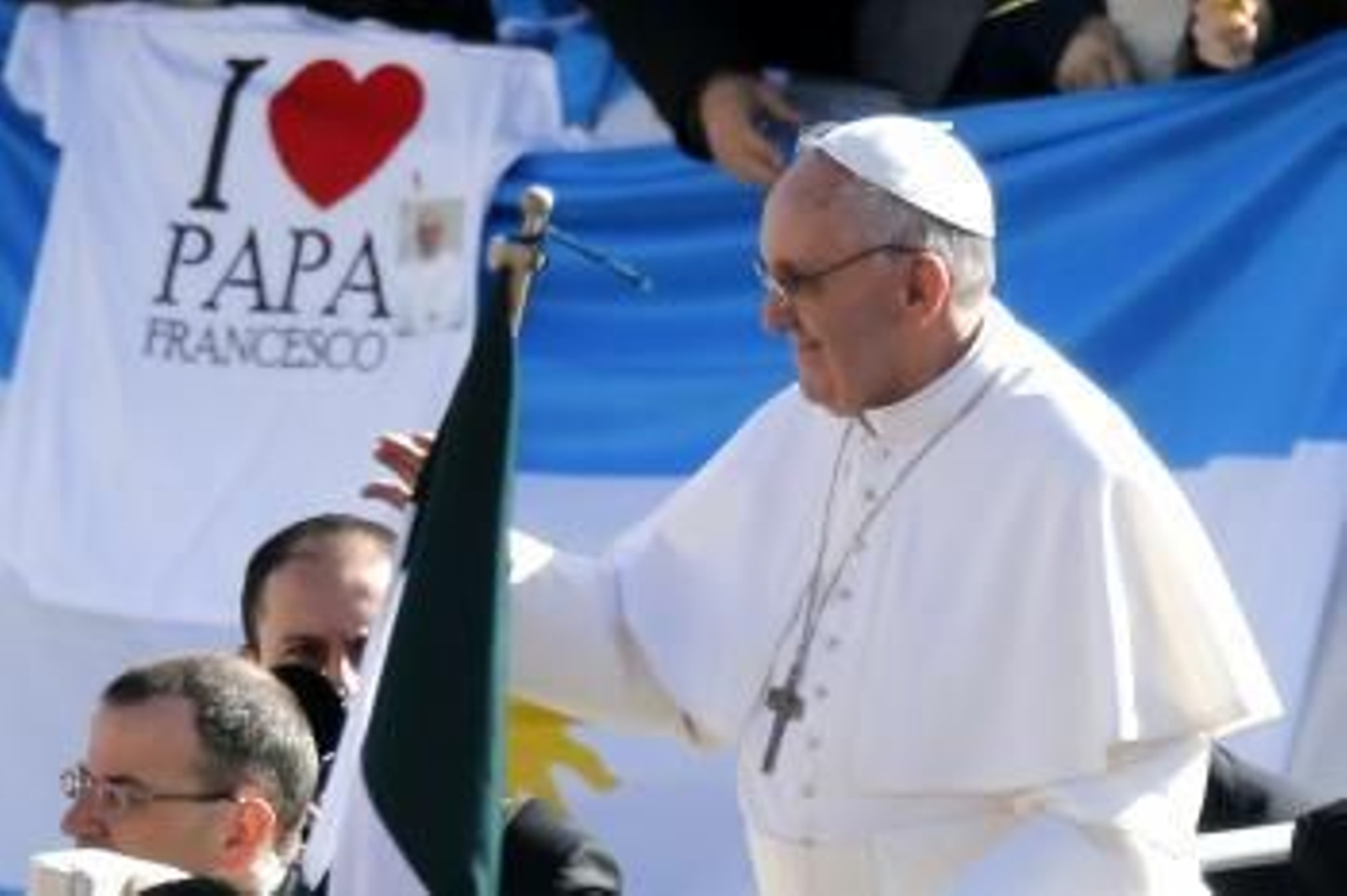 El papa Francisco recorre la plaza de San Pedro del Vaticano.