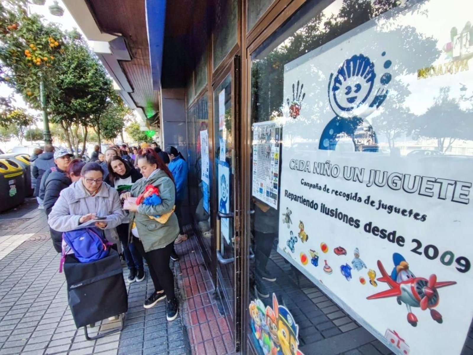Las colas se notaron en la puerta del almacén central en García Barbón.