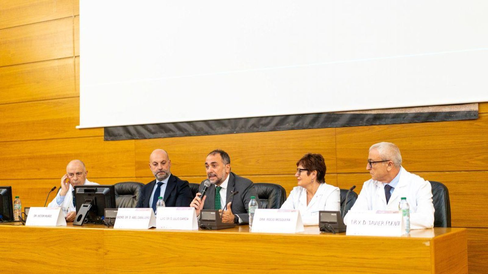 El conselleiro de Sanidad, Julio García Comesaña, en la reunión de ayer.