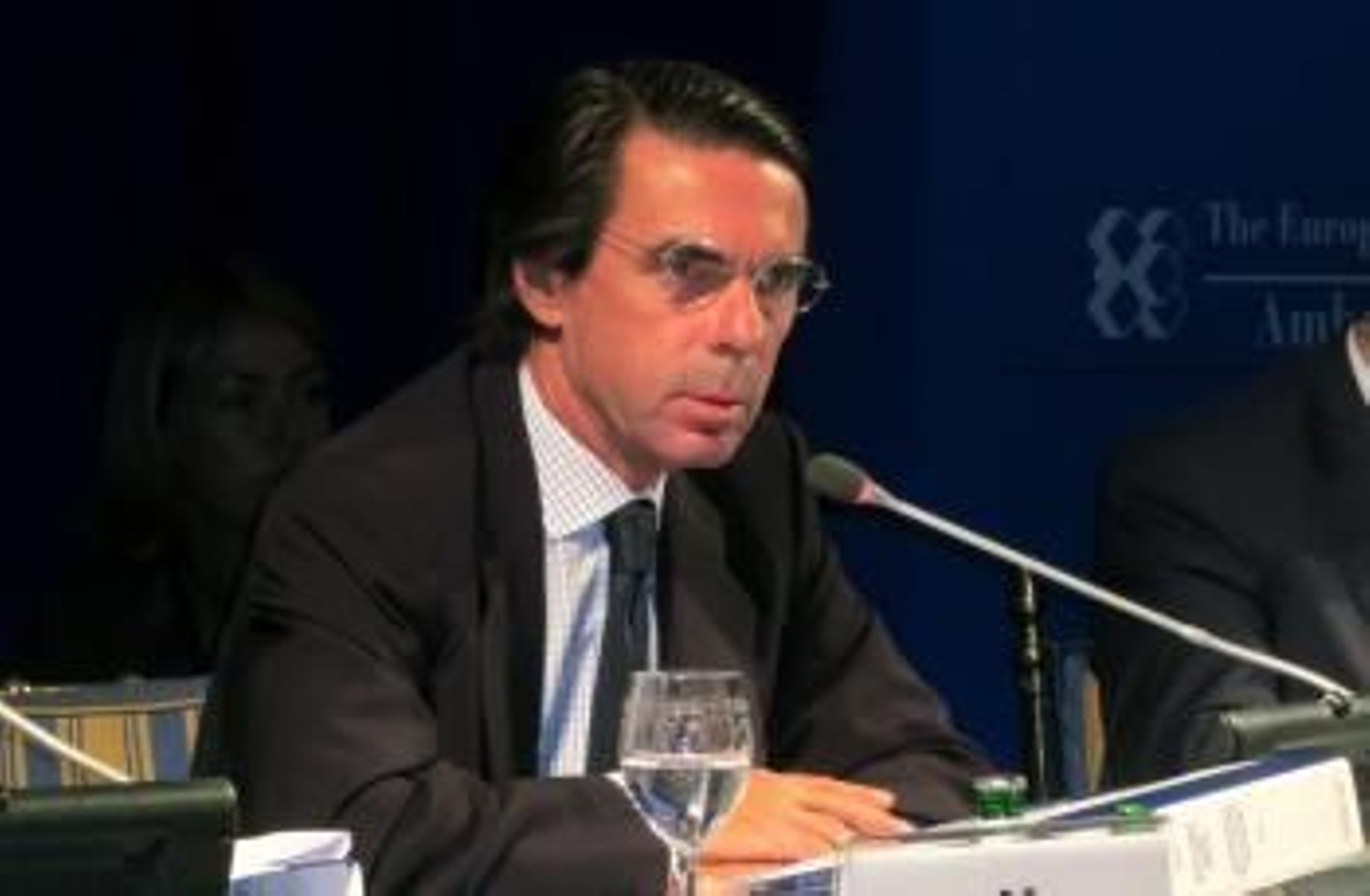 La obra, bajo el título 'Memorias I' (editada por Planeta), es el primer volumen de las memorias del exjefe del Ejecutivo