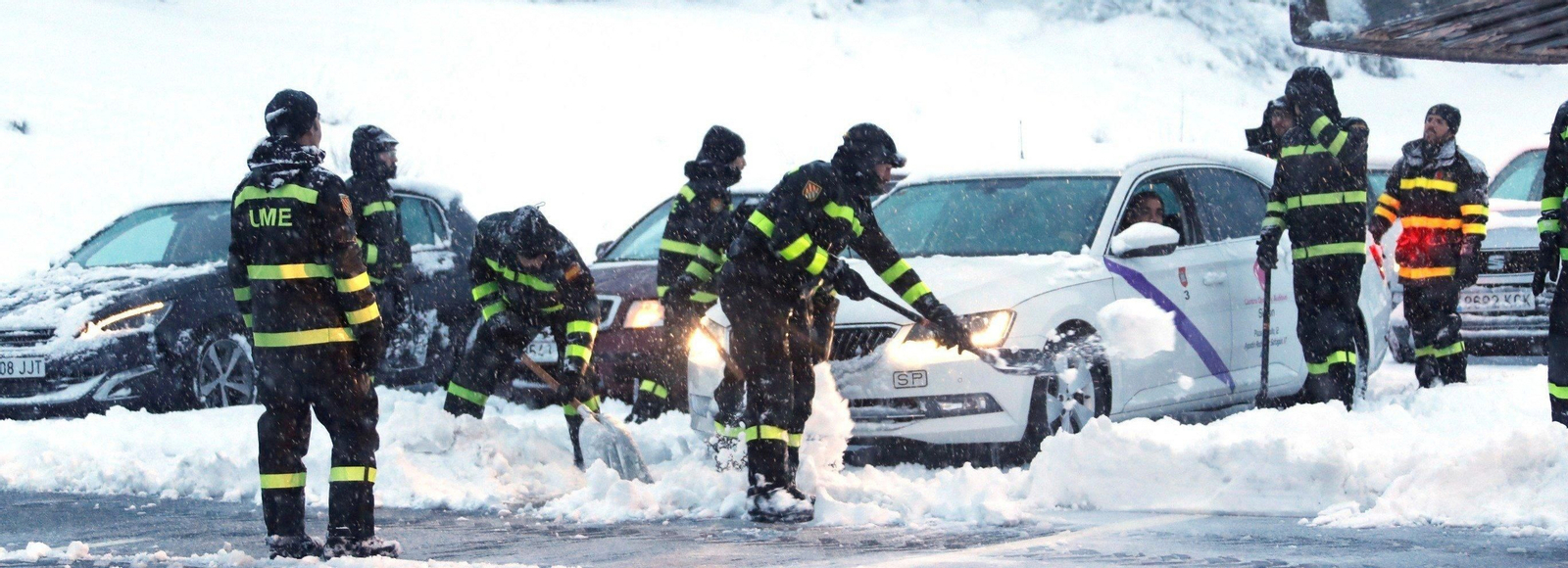 Efectivos de la Unidad Militar de Emergencias (UME) que han trabajado toda la pasada noche