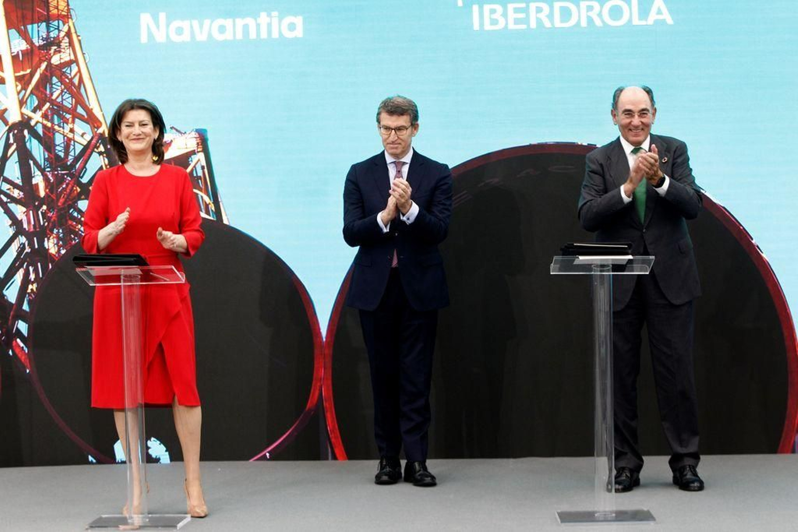 Susana de Sarriá, Alberto Núñez Feijóo e Ignacio Galán, tras la firma del contrato en Fene.