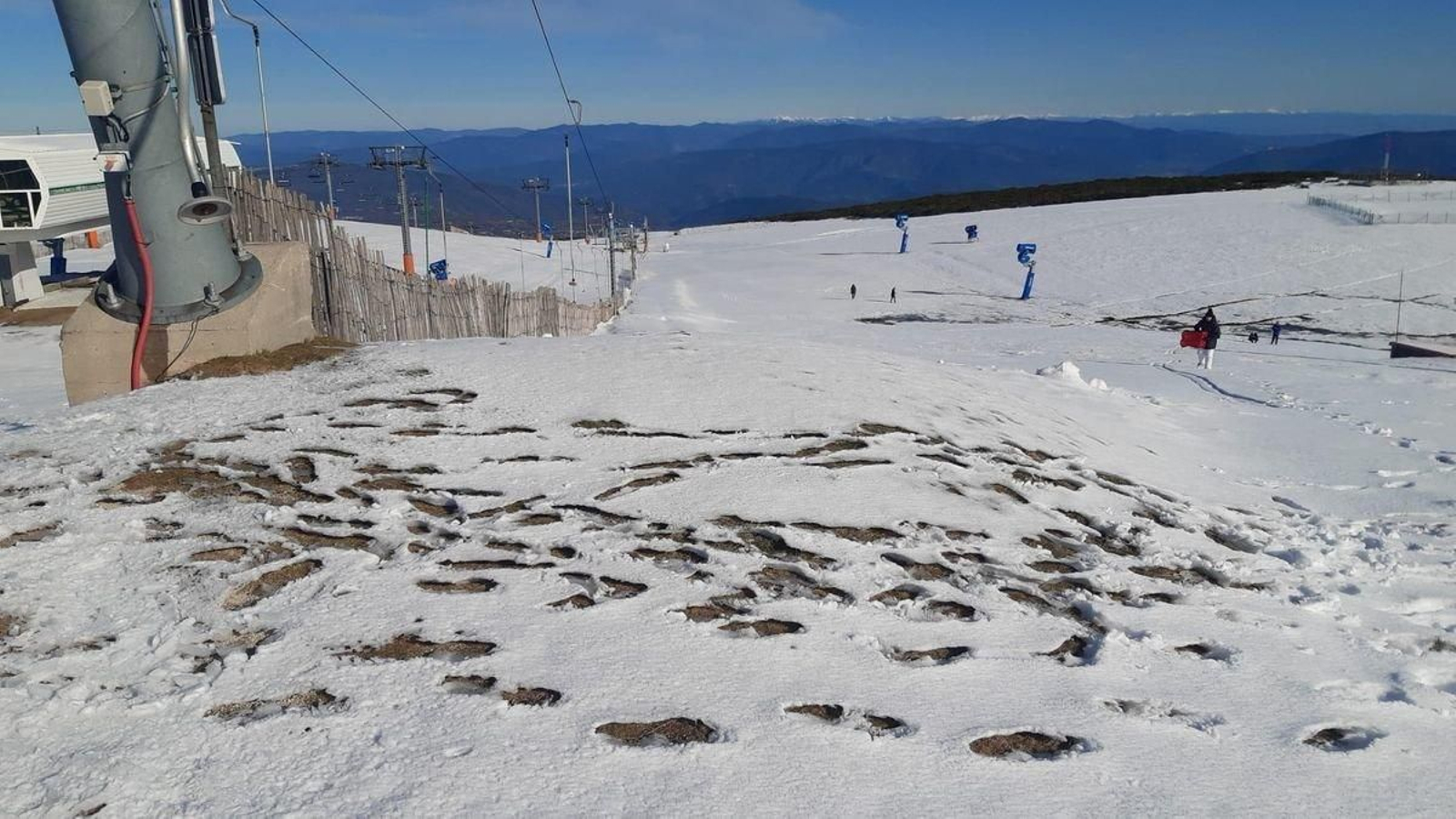 Estado de una de las pistas de la estación de montaña de Manzaneda ayer.