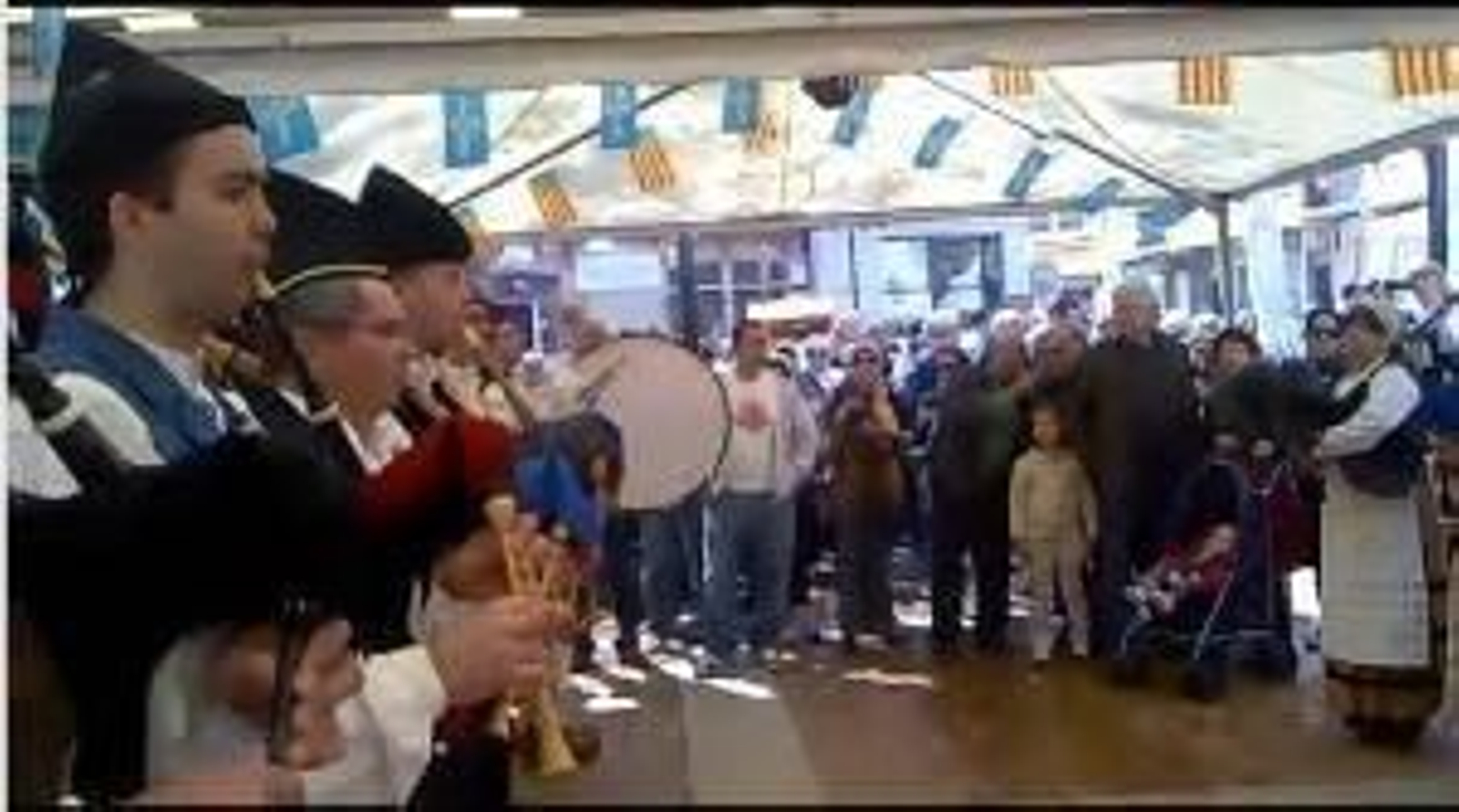 Actuación de la Banda de Gaitas Escuela Asturianía de Levante.