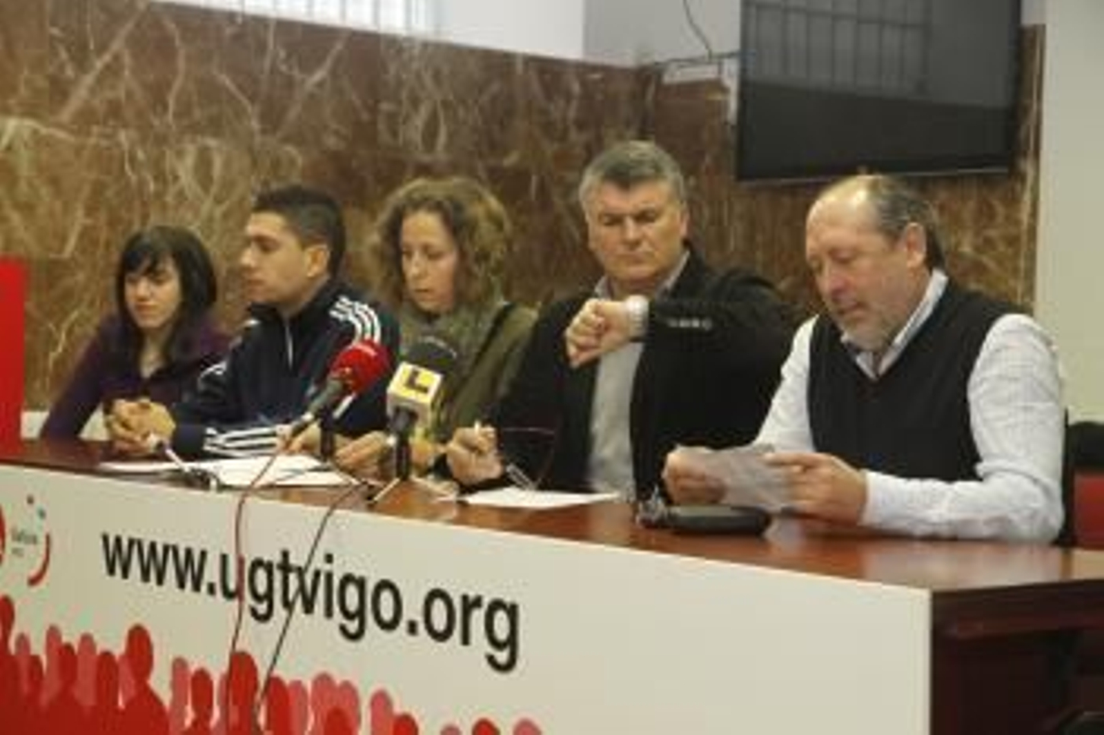 Serafín Otero (CIG), Antonio Juste (UGT) y Amelia Pérez (CC OO) con miembros del sindicato estudiantil, ayer.