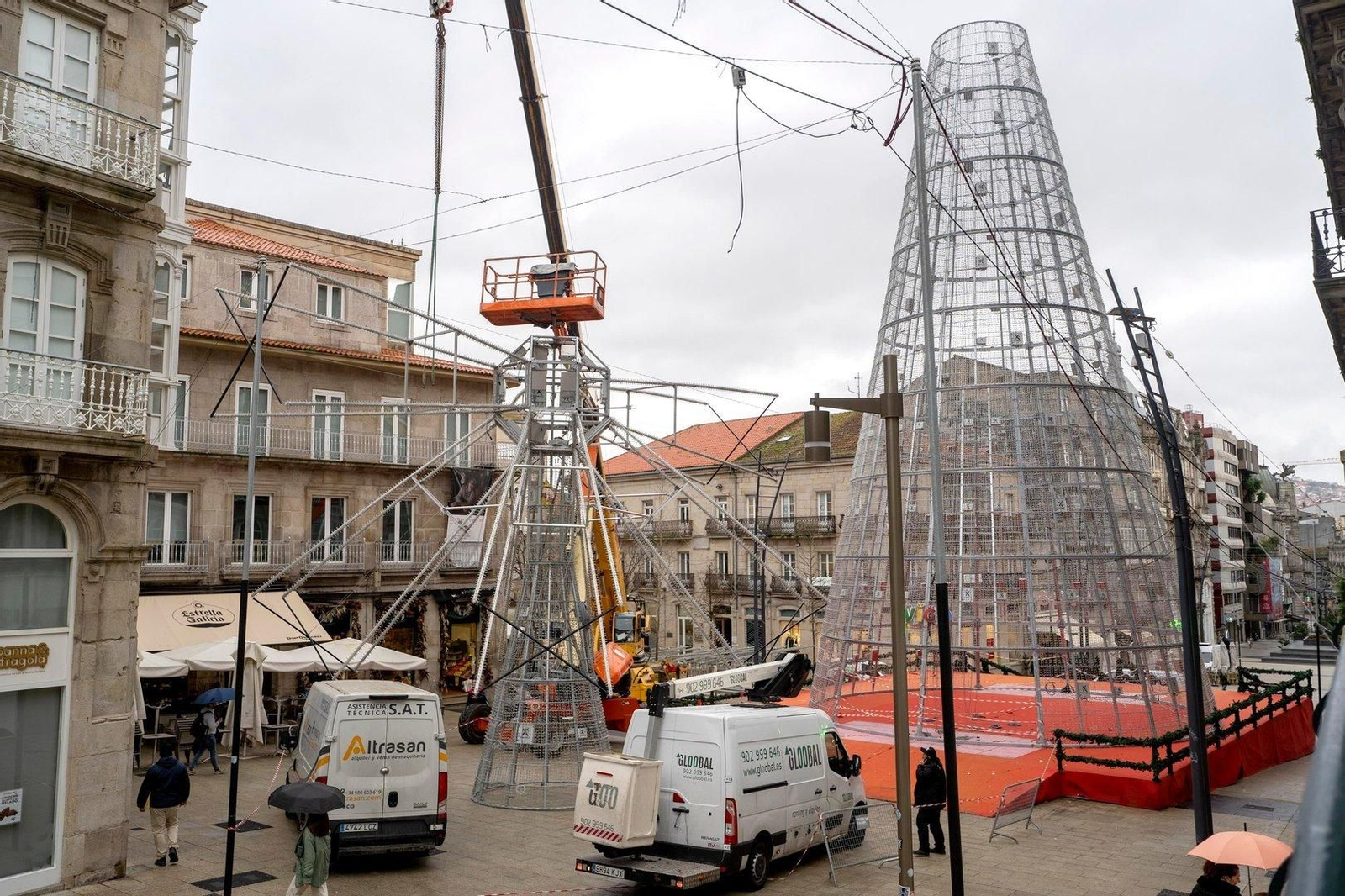 Desmontaje de la estrella del árbol de Navidad de Vigo. // J.V. Landín