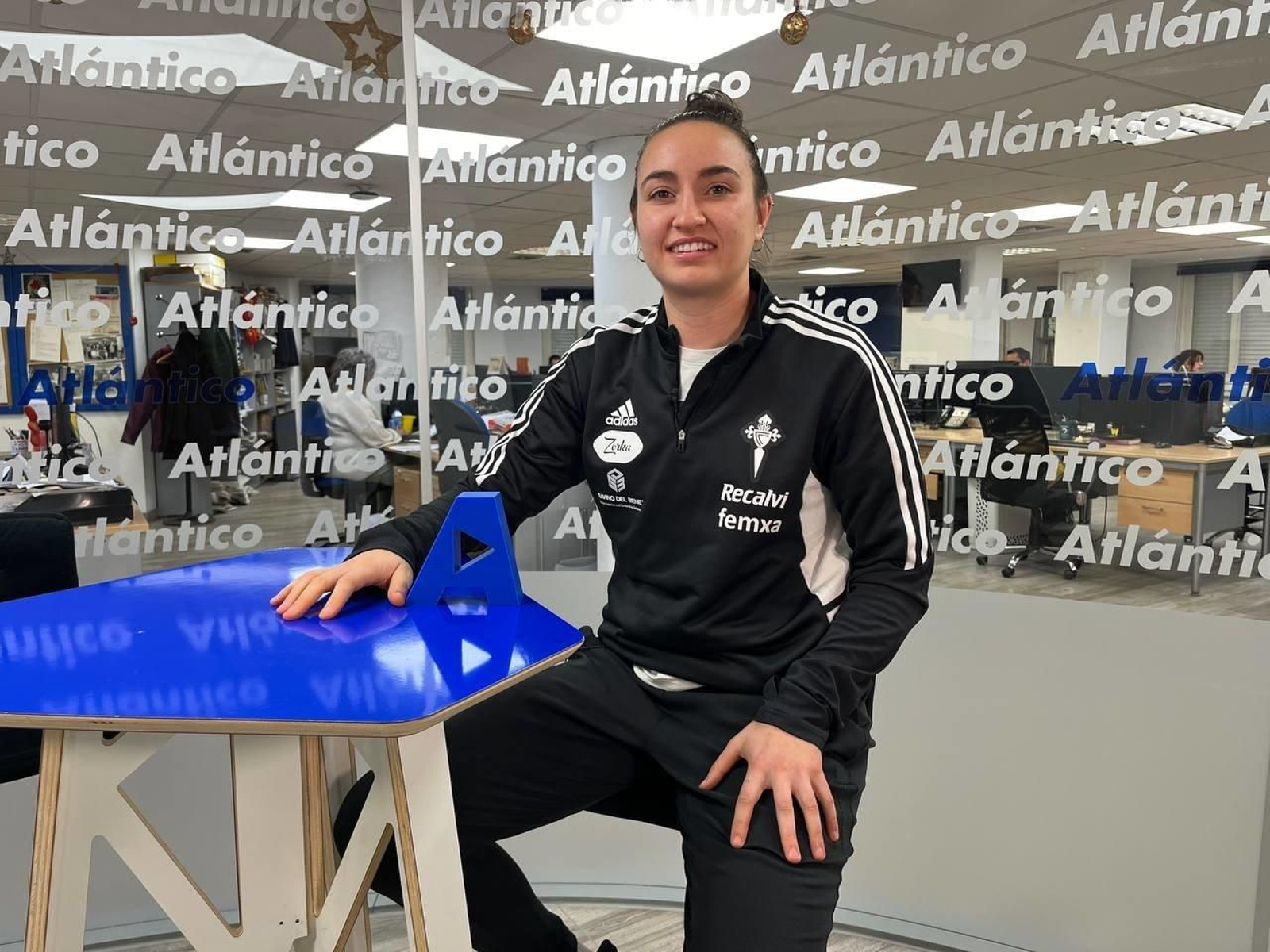 La jugadora alcarreña del equipo celeste visitó el set de Atlántico durante las fiestas navideñas.