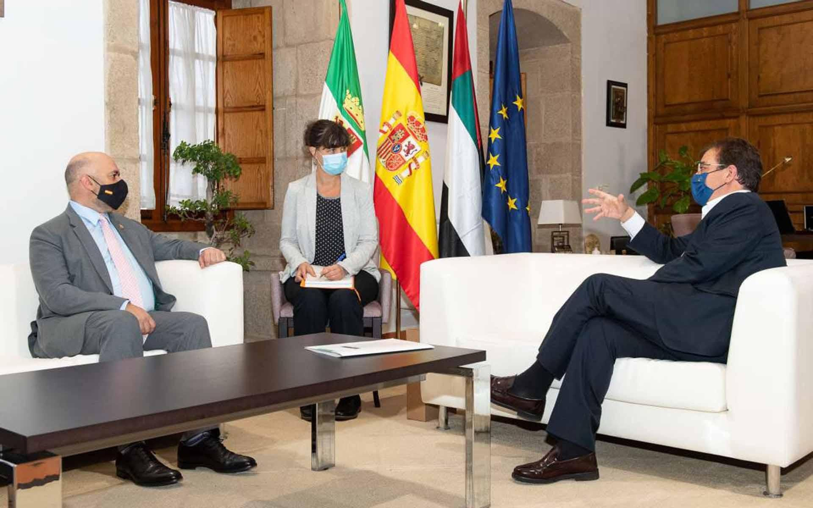 El presidente de la Junta de Extremadura, Guillermo Fernández Vara, se ha reunido en Mérida con el embajador de Emiratos Árabes Unidos en España, Majid Al-Suwaidi