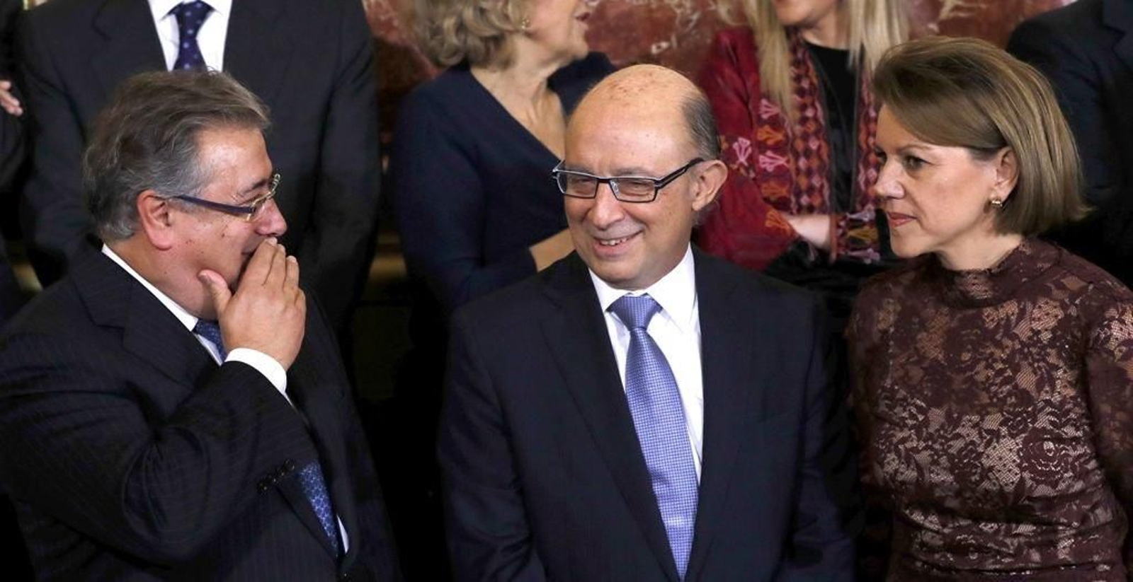 El ministro Zoido bromea con los también ministros Montoro y Cospedal ayer en el Congreso.