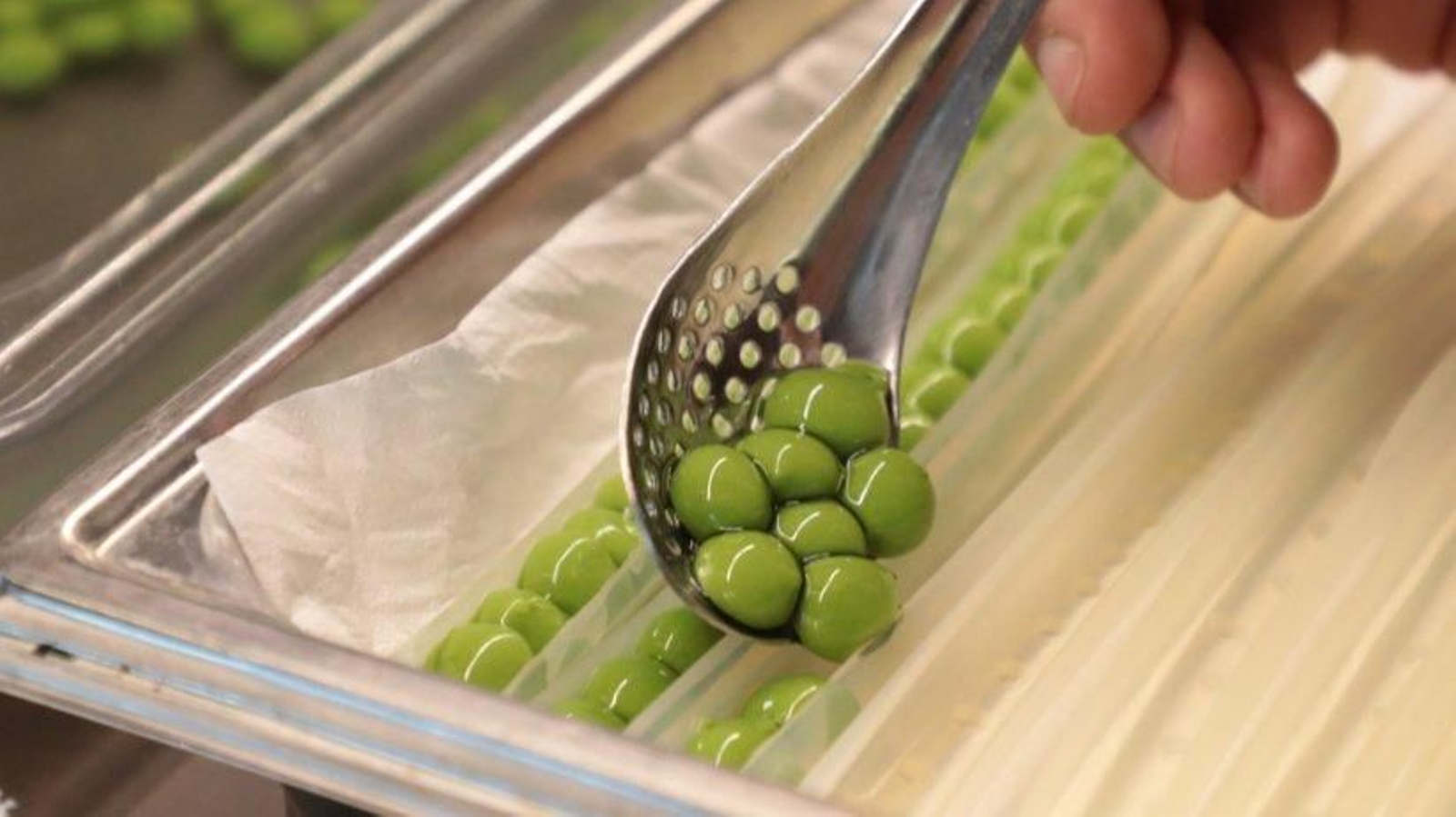 Elaboración de uno de los platos del restaurante Disfrutar, considerado el mejor del mundo.