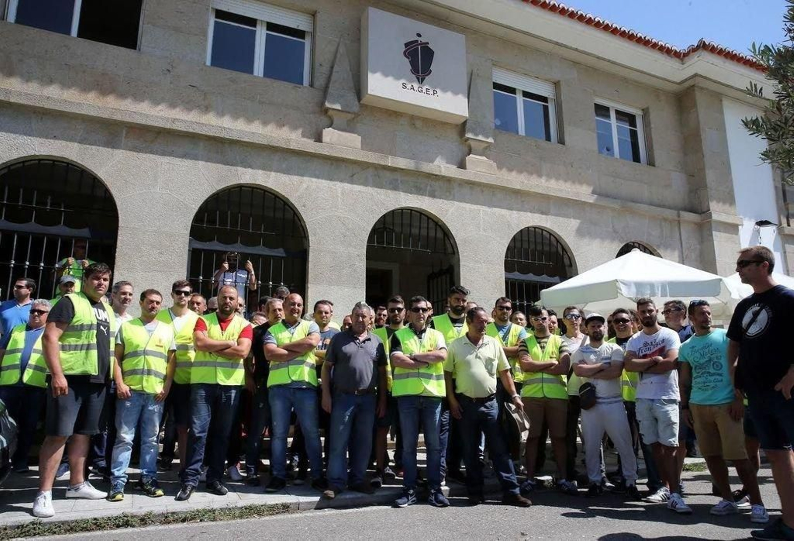 Estibadores de Vigo ante la sede de la Sagep, la socieda que gestiona el servicio.