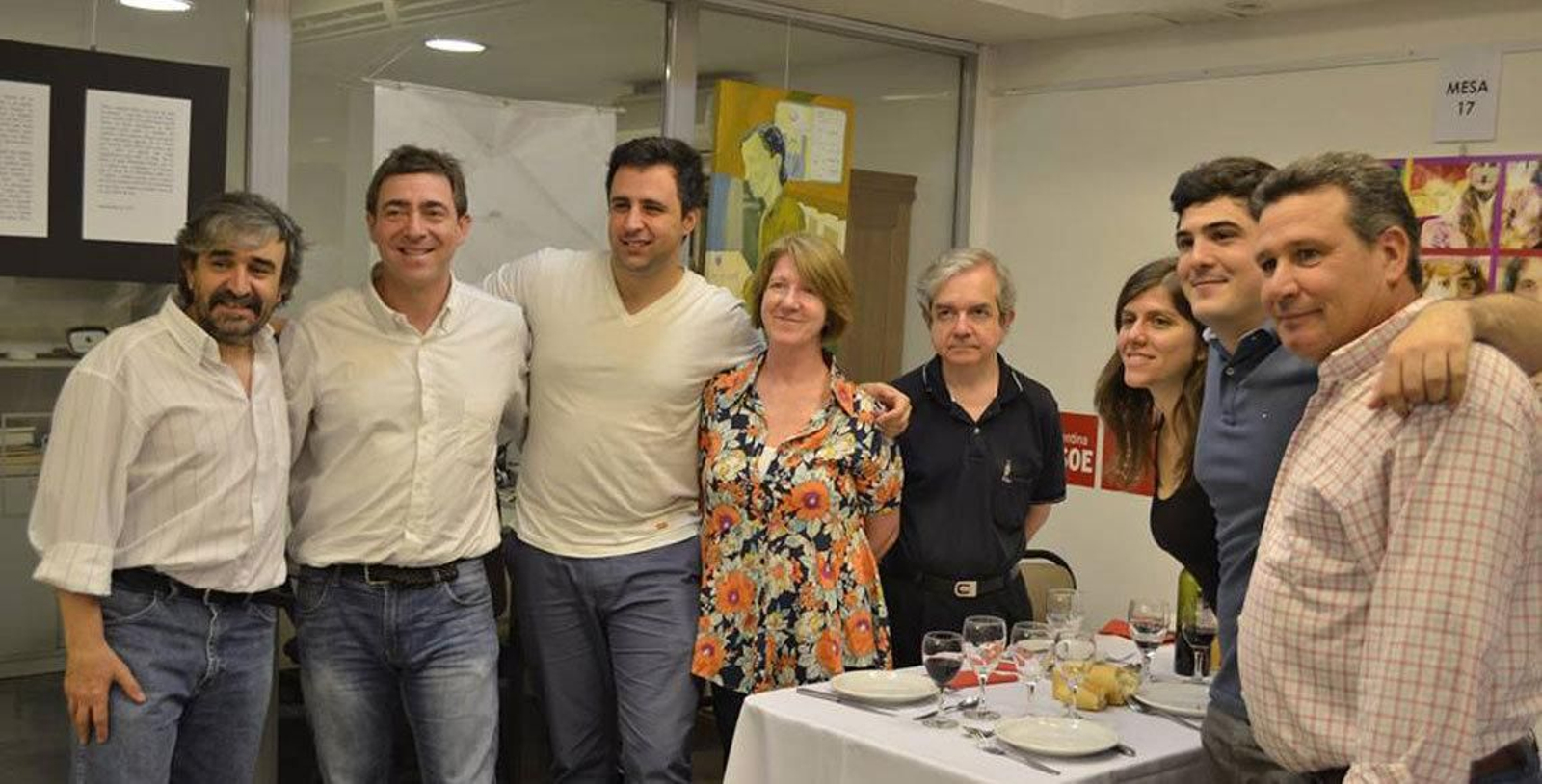 Roberto Jiménez,segundo por la izquierda, durante un encuentro con militantes socialistas en Argentina.