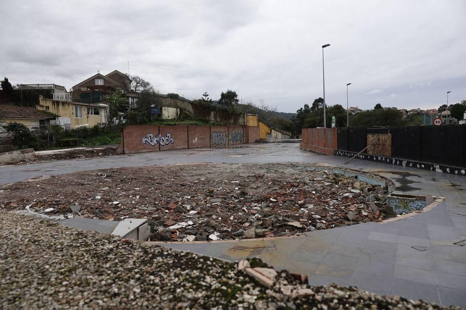 Aquí se encontraba la discoteca "Faro", en la desembocadura del Lagares. Ya es historia.