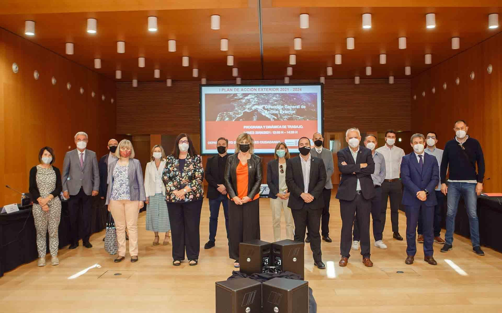 La consejera de Relaciones Ciudadanas, Ana Ollo, y el director general de Acción Exterior, Sergio Pérez, en el centro, acompañados por los participantes en la sesión de trabajo