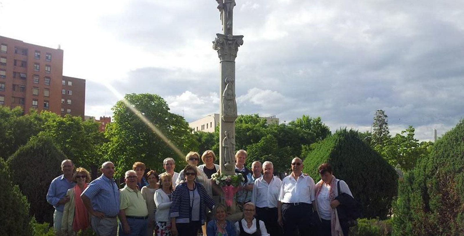 Un momento de la ofrenda floral de la colectividad gallega a los pies del cruceiro de Móstoles.
