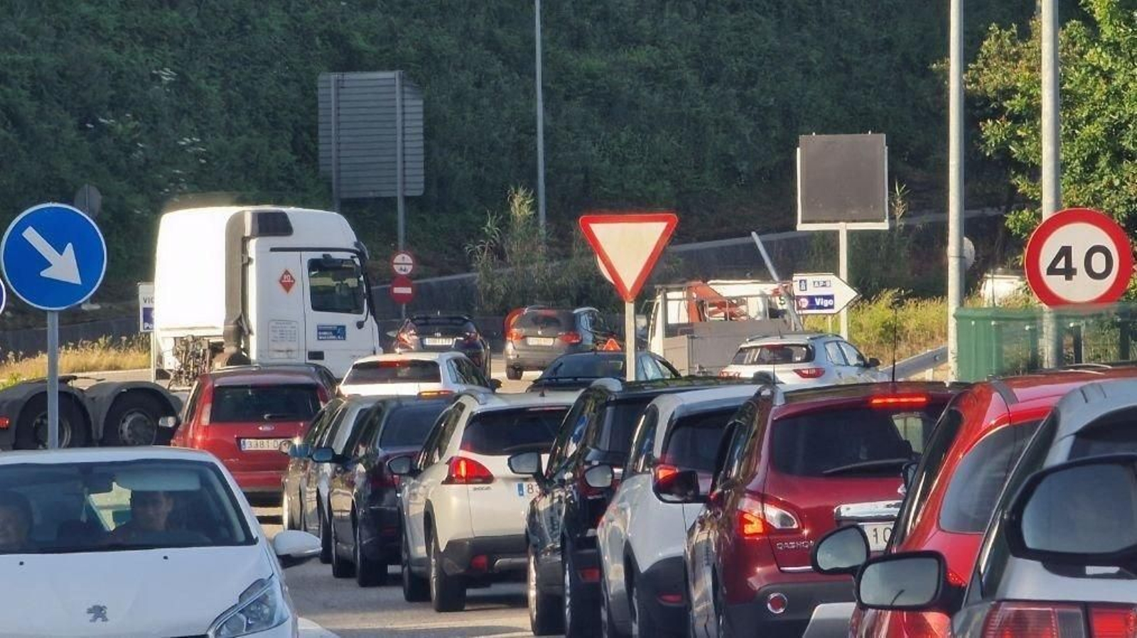 Colas por un coche averiado en el túnel de A Madroa. // J.V. Landín