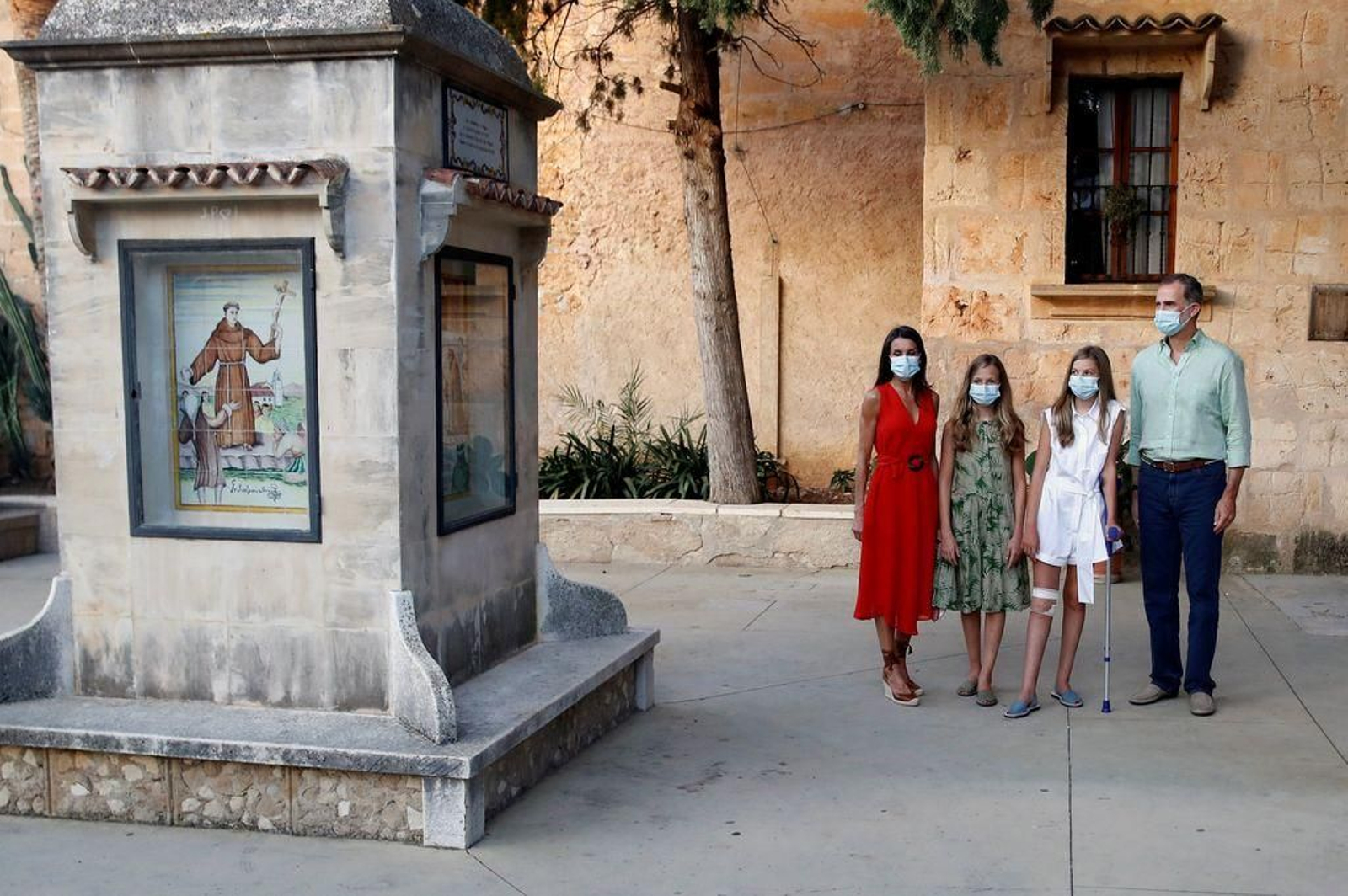 Los reyes Felipe y Letizia acompañados de sus hijas la princesa leonor y la infanta Sofía, con muleta.