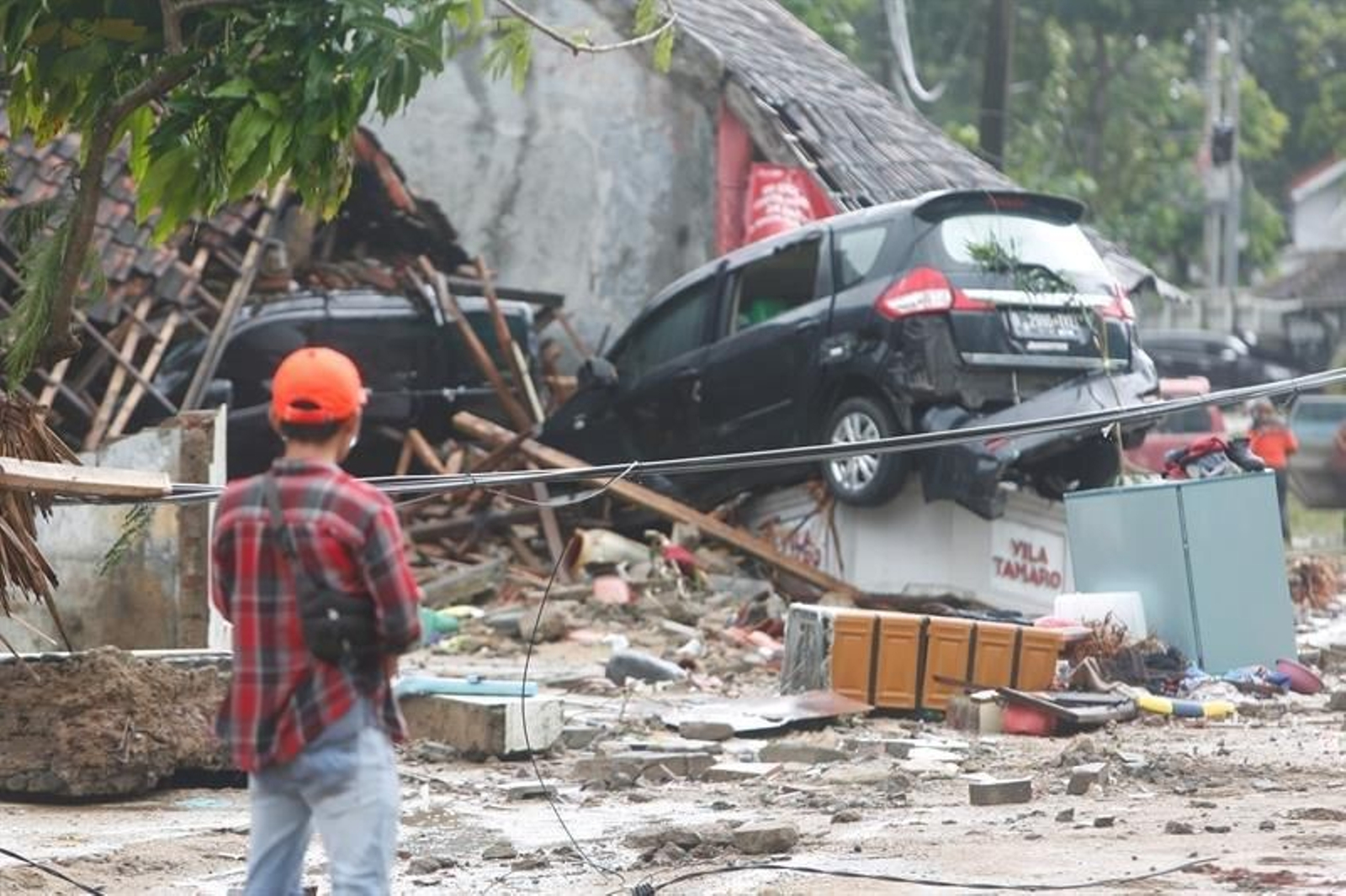 Coches dañados entre los escombros después de que un tsunami golpease el estrecho de Sunda en Pandeglang, Indonesia.