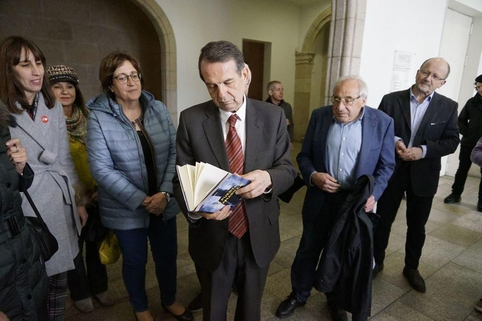 El alcalde leyó la primera página de su novela “La puerta amarilla”, en el acto de liberalización de catálogos y libros de arte por el Marco.