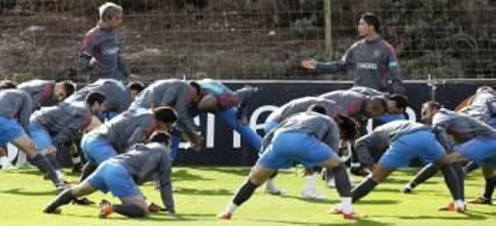 Los jugadores portugueses, ayer durante el entrenamiento en Obidos