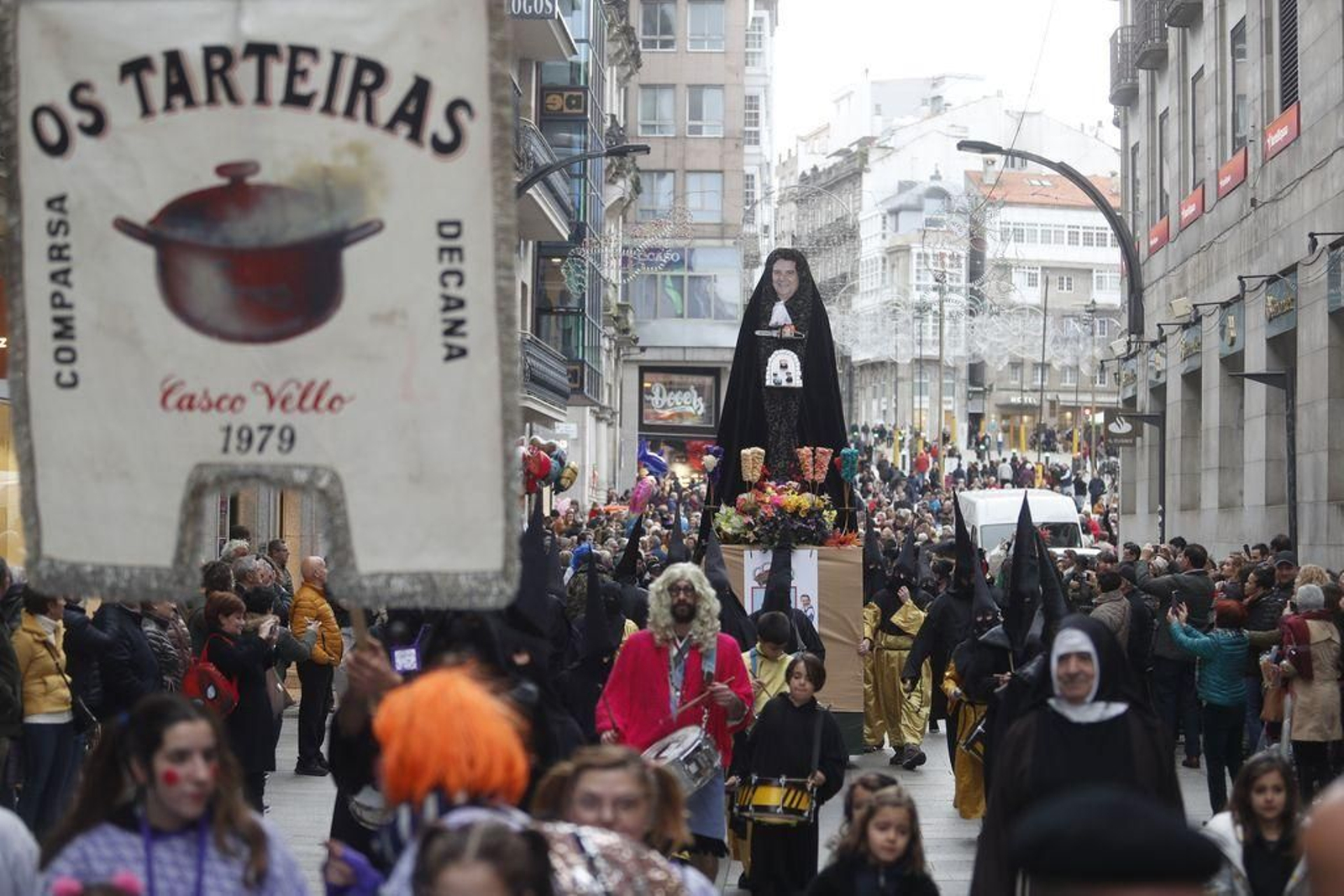 Os Tarteiras, la comparsa decana del Entroido vigués, sacó a su Santiña para enterrar con el Meco las cuestiones más negativas que afectan la ciudad.
