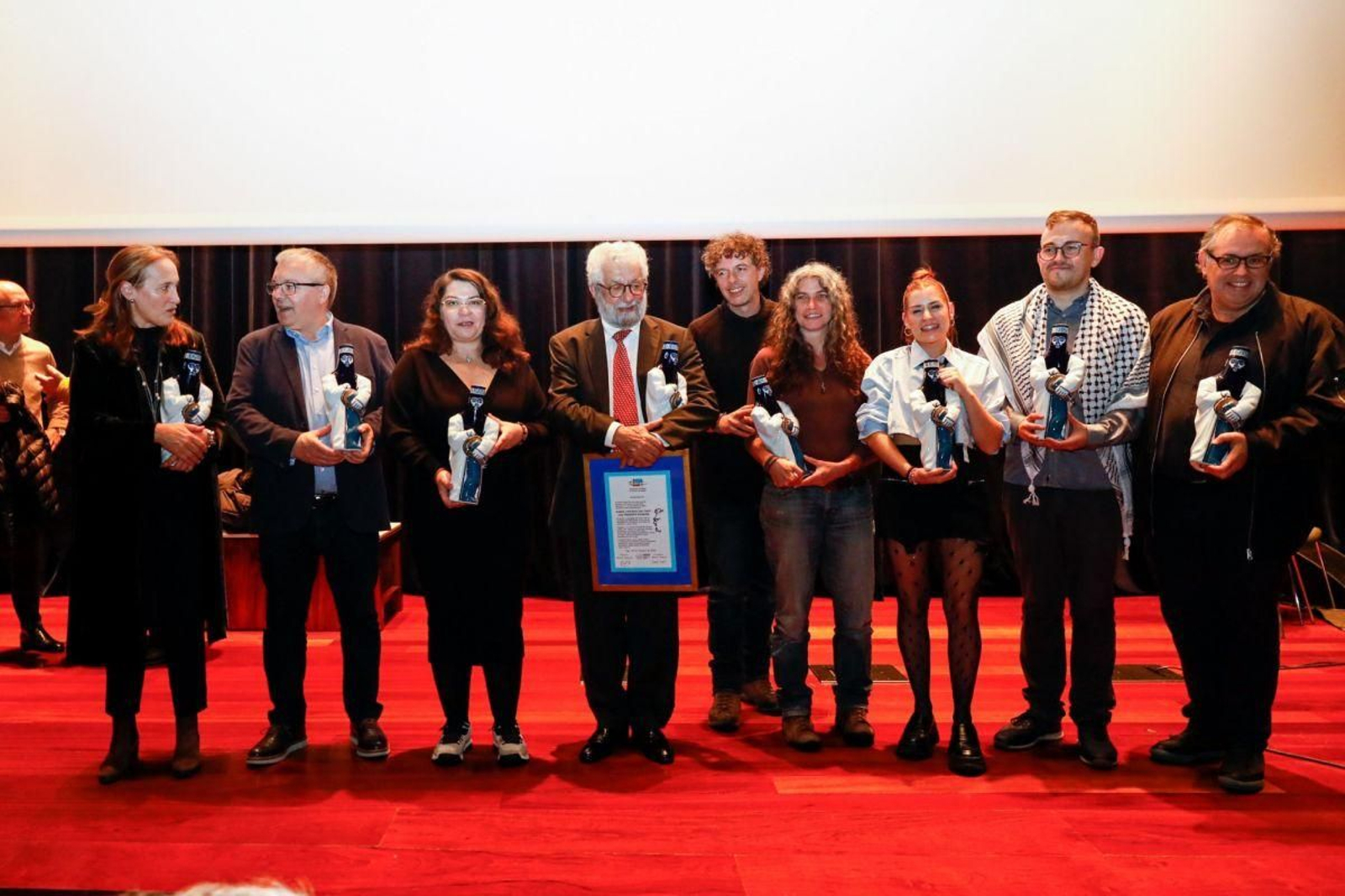 Os oito premiados nas diferentes categorías, xunto có fundador Bieito Ledo no medio, que recibíu o galardón honorífico polo seu labor.