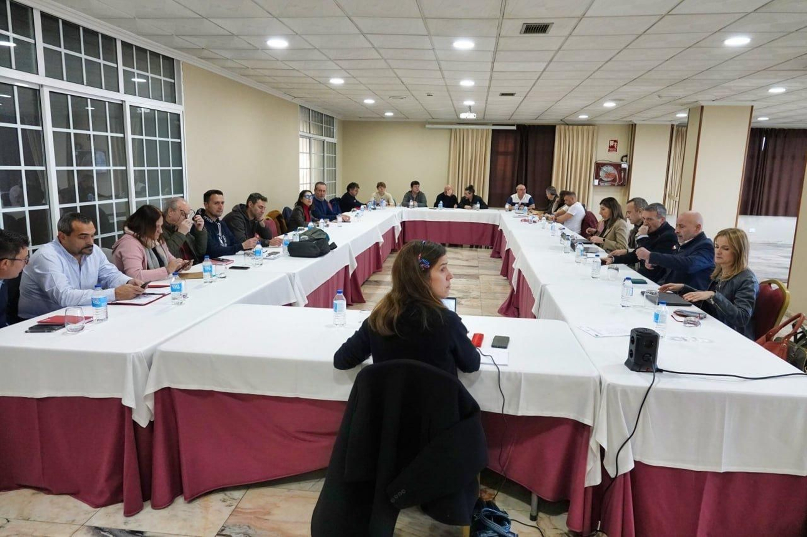 La última reunión de Vitrasa y el comité, con una mediadora de Trabajo. // Vicente Alonso