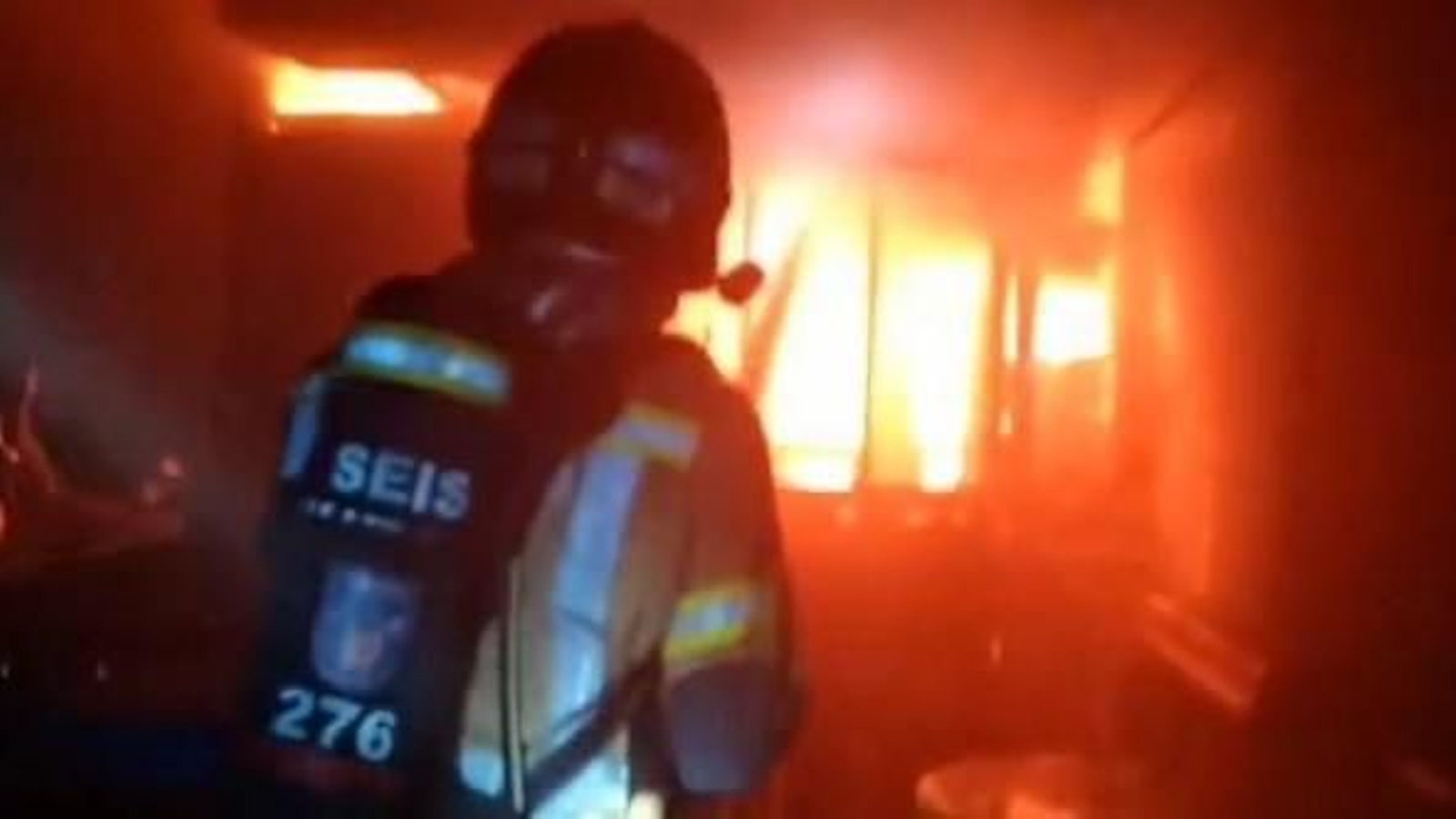 Un bombero sofoca las llamas en una de las discotecas de Murcia. Bomberos de Murcia