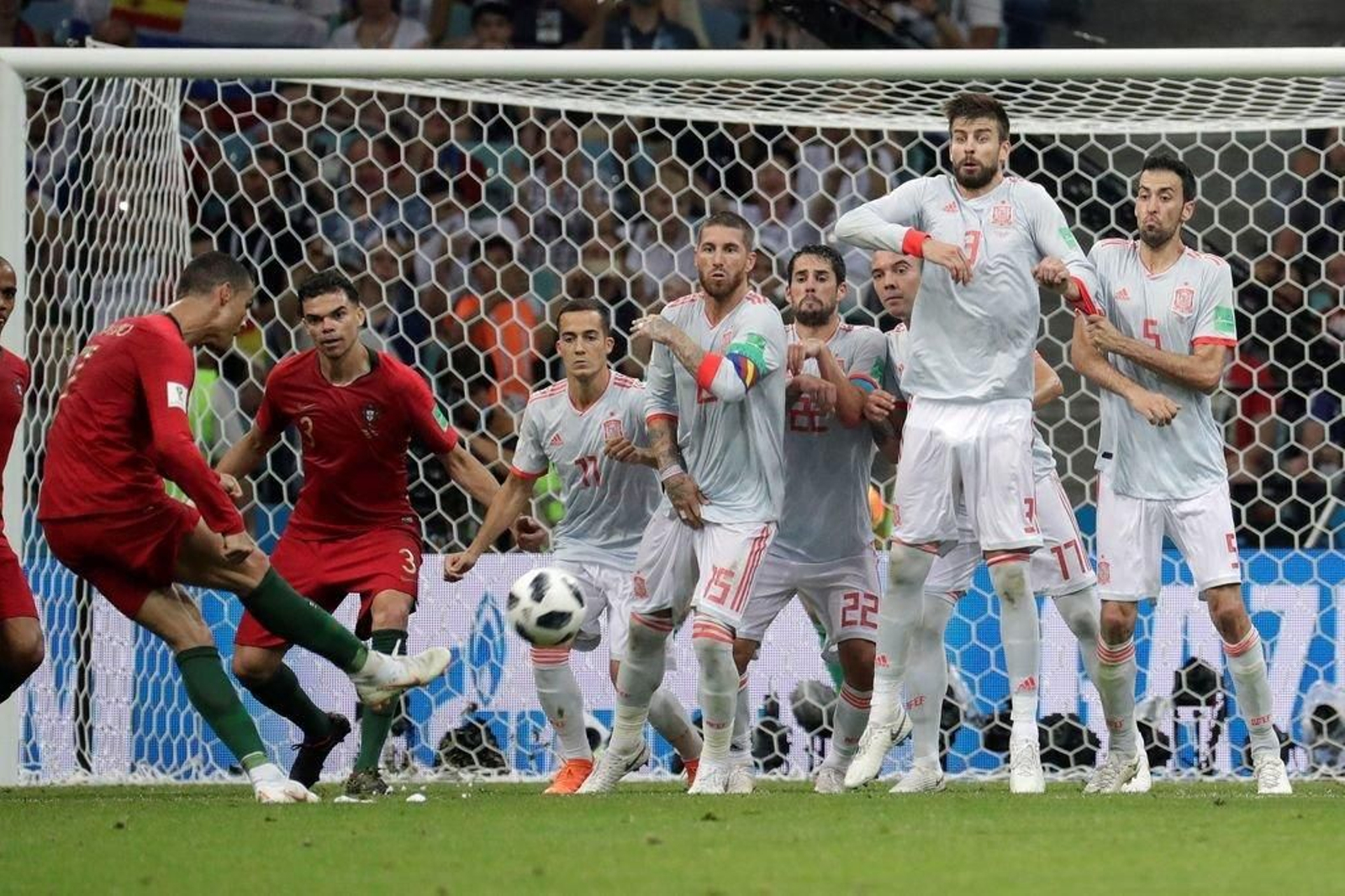 Cristiano Ronaldo lanza la falta que puso el empate definitivo a tres goles en el partido que enfrentó a España y Portugal en Sochi.
