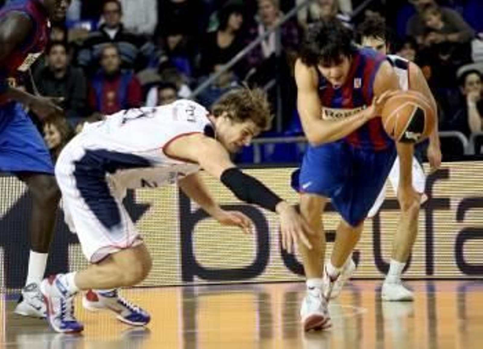 Ricky Rubio sale disparado con el balón una vez dejado atrás Splitter.  (Foto: Albert Olivé)