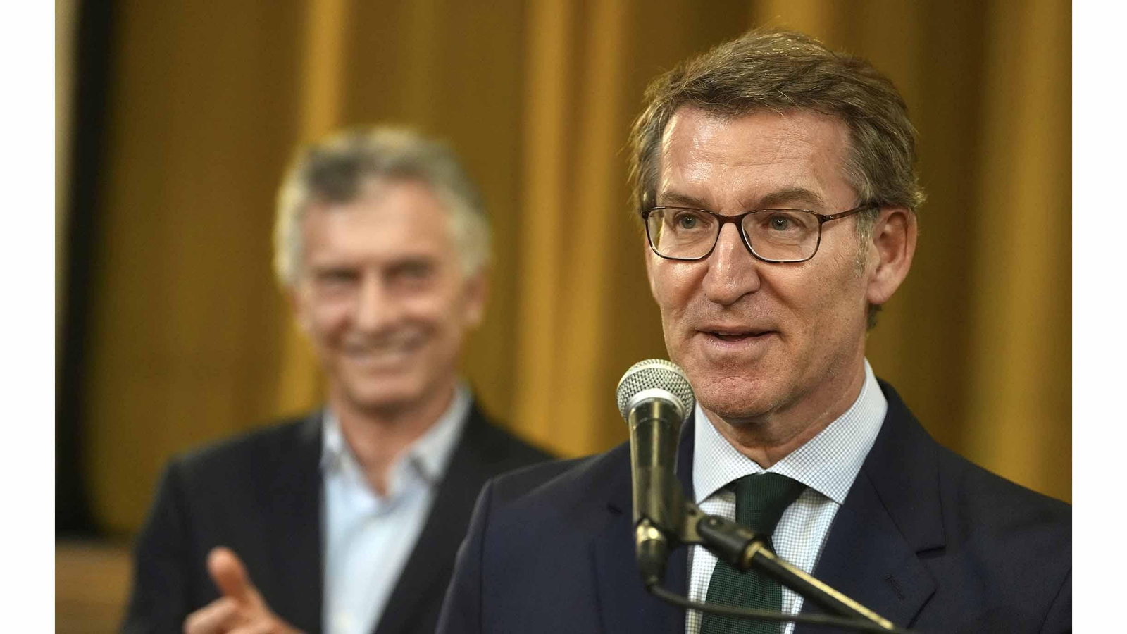 El líder del PP, Alberto Núñez Feijóo (d), junto al ex presidente argentino, Mauricio Macri. EFE/ David Mudarra / PP