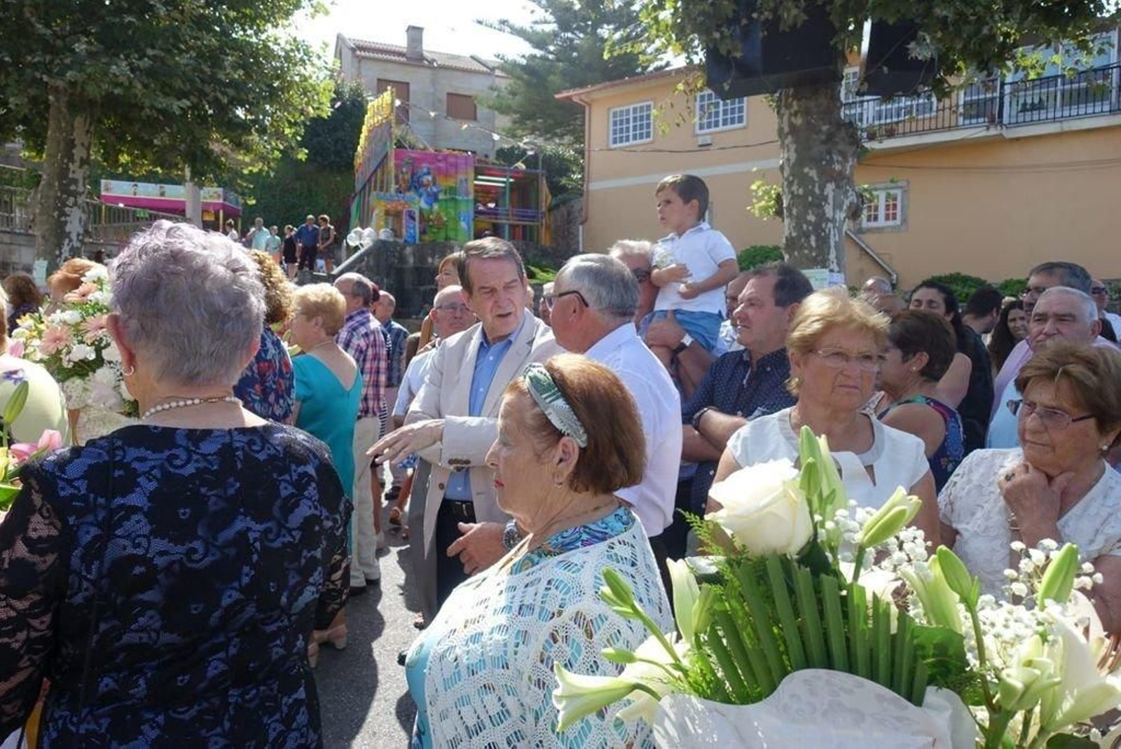 El alcalde fue un detovo más de la Virxe das Dores durante la mañana de ayer en Cabral.