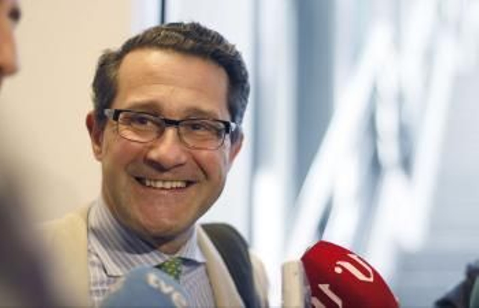 El exalcalde de Santiago de Compostela Gerardo Conde Roa realiza declaraciones a los medios (Foto: EFE)