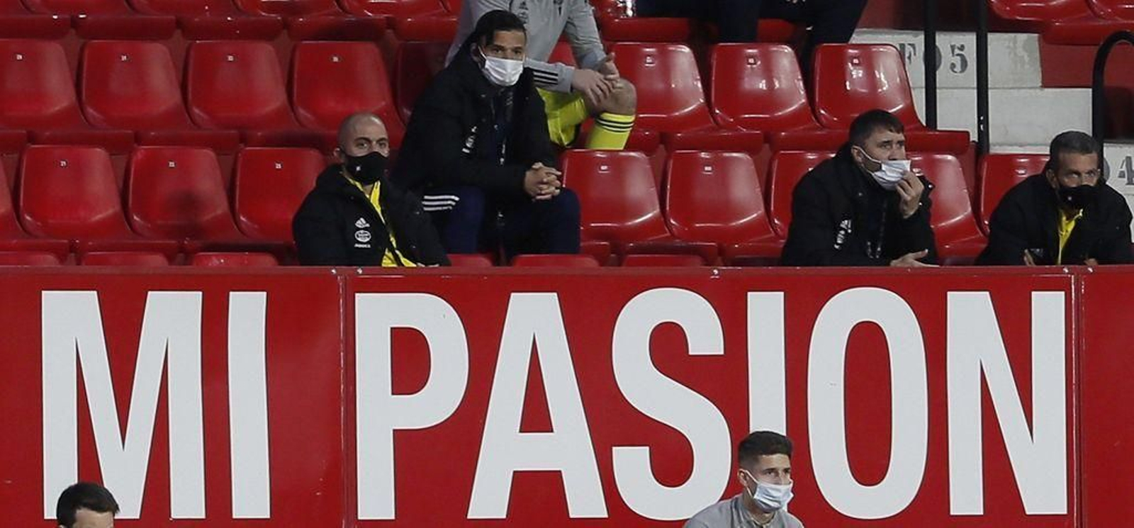 Eduardo Coudet (2d) siguió el encuentro desde la grada del Ramón Sánchez Pizjuán.