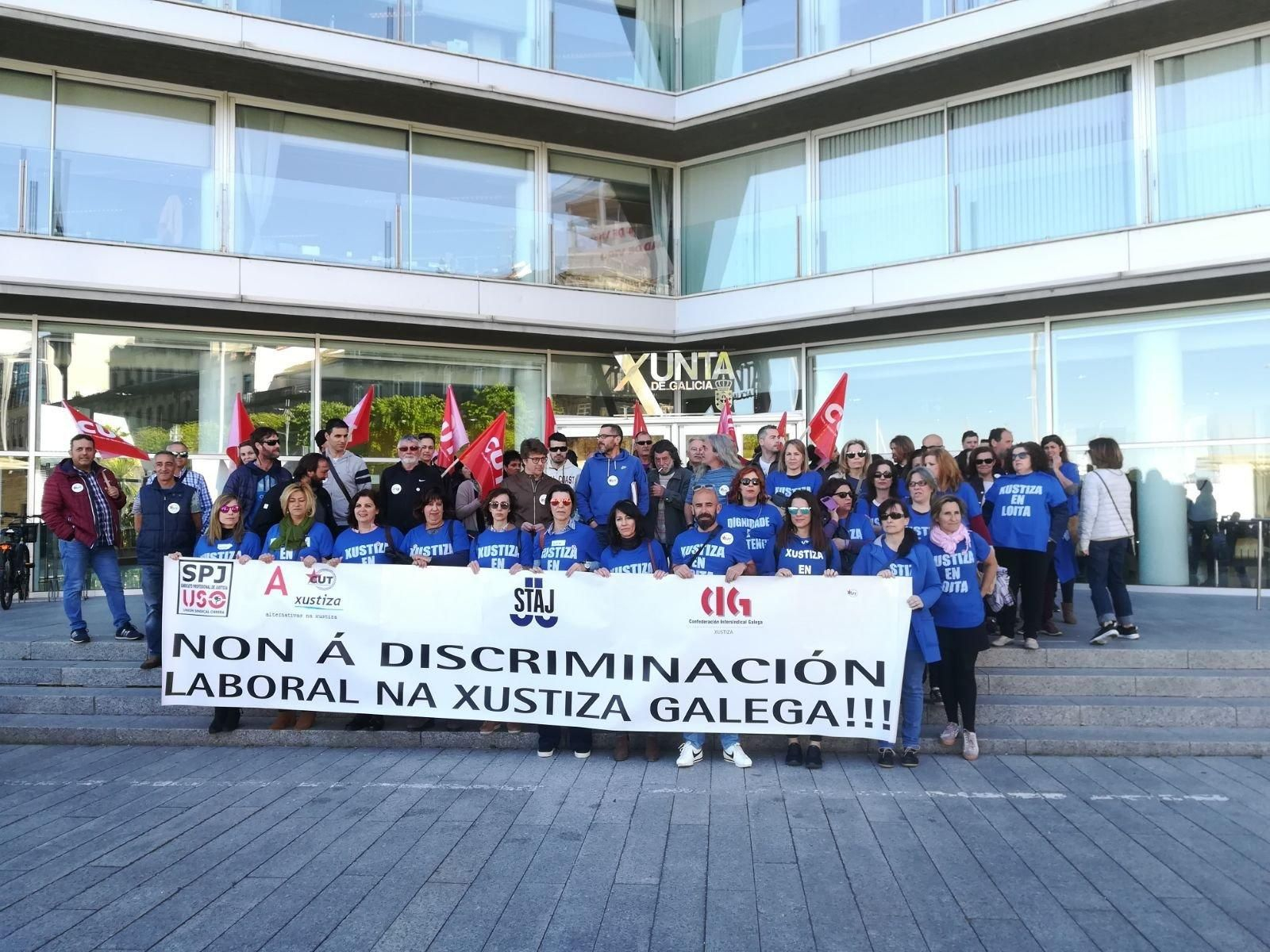 Trabajadores judiciales y delegados del comité, ayer ante la Xunta en Vigo.