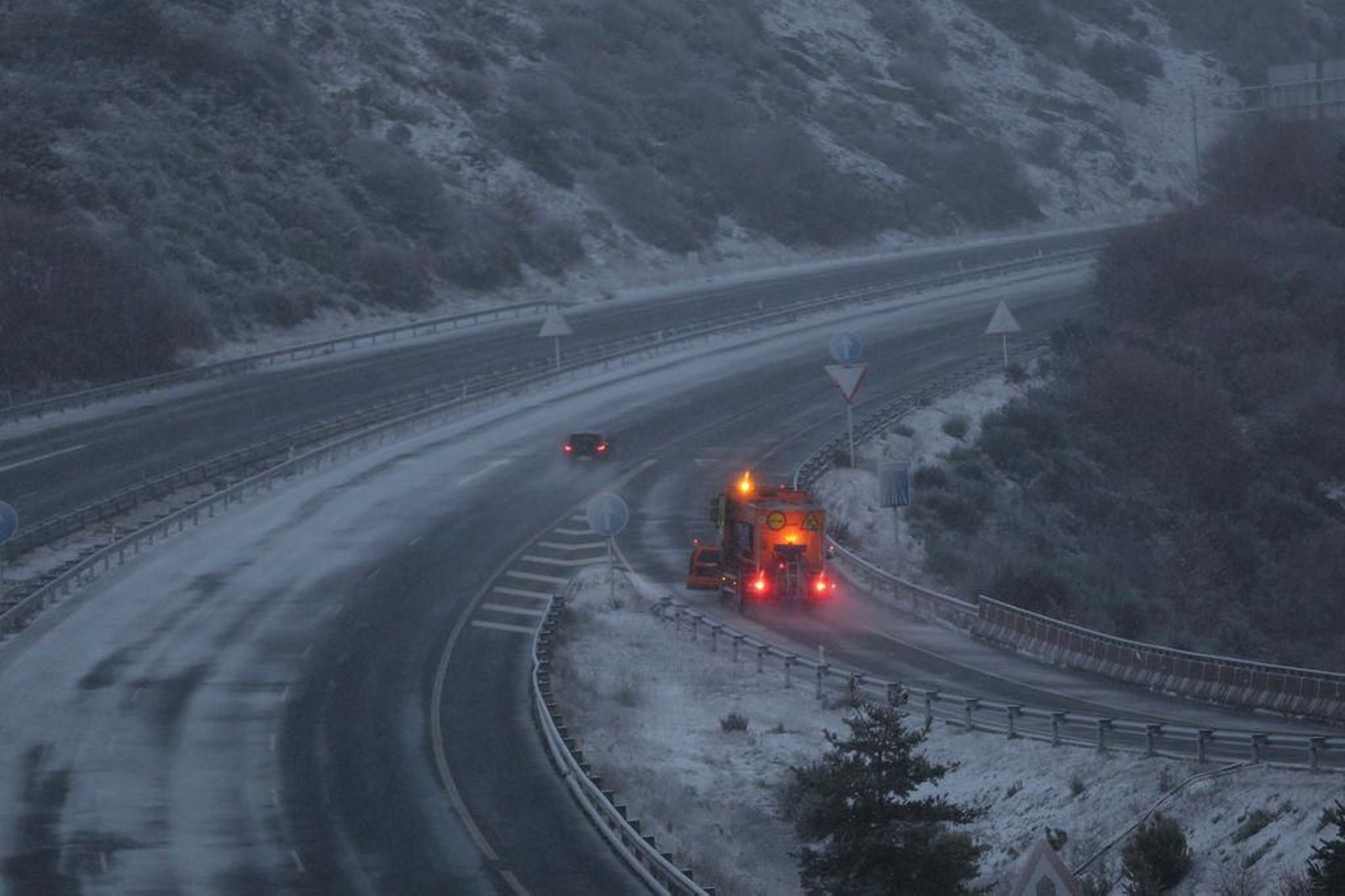Nieva en la A52 a la altura de la Canda 9