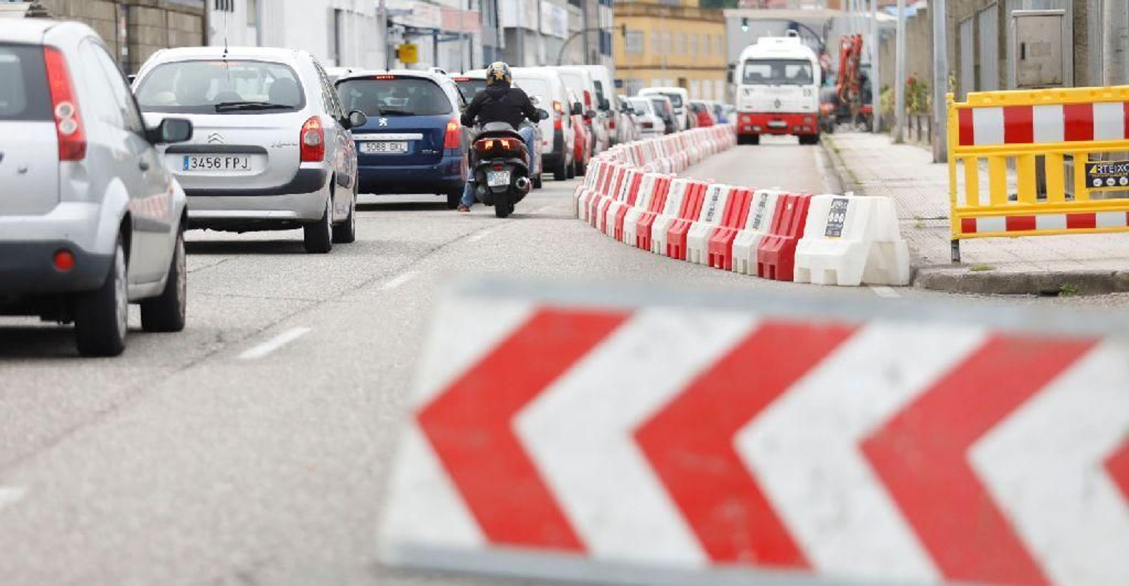 Las obras del carril bici colapsan Beiramar. // J.V. Landín