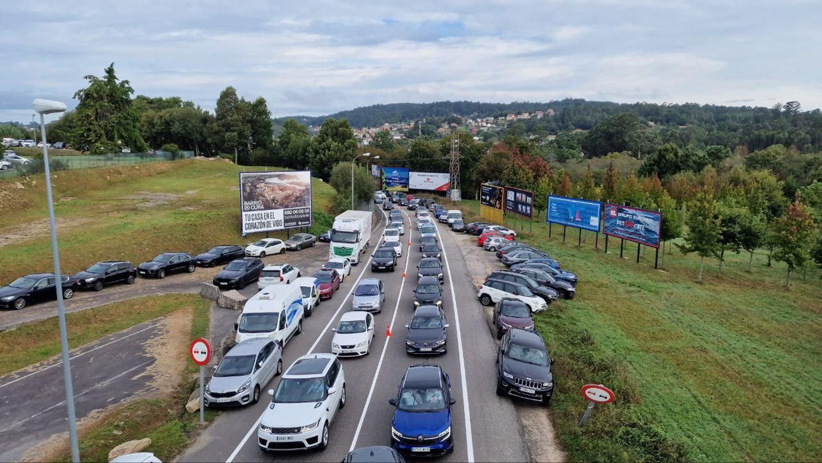 Largas colas para acceder al Ifevi, recinto donde se celebra Conxemar. // J.V. Landín