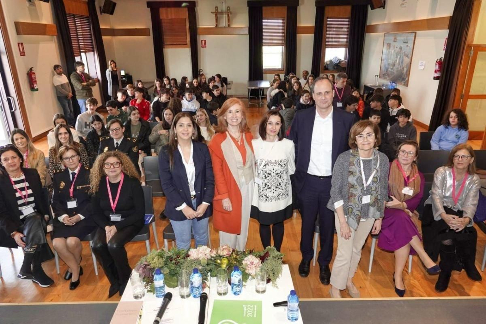 Alumnado de 2º de la ESO del Colegio Rosalía de Castro con empresarias y directivas en una jornada en el Puerto de Vigo.