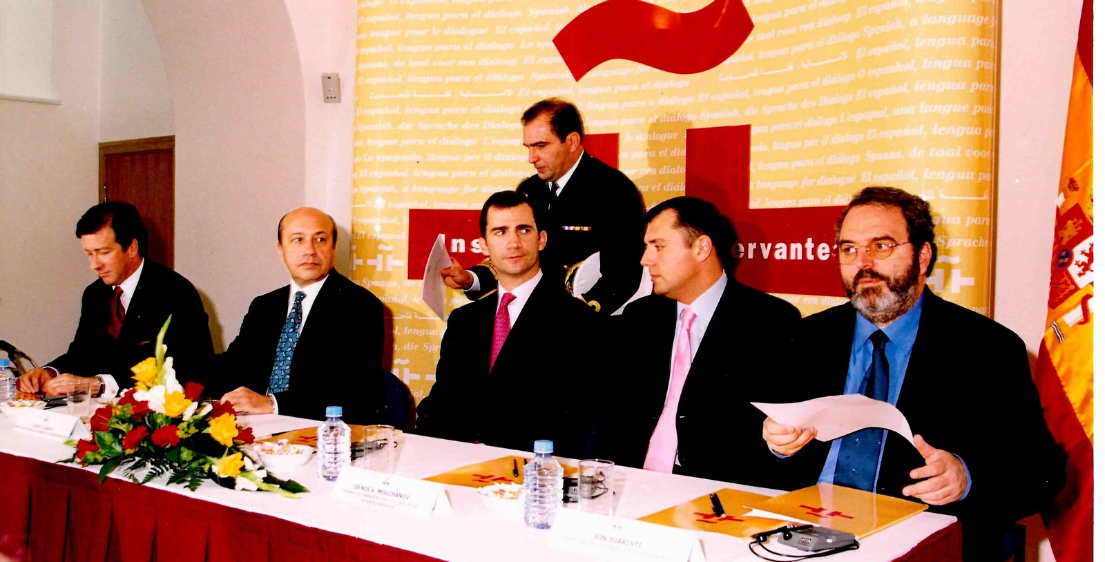 MOSCÚ, 07/02/2022.- El Instituto Cervantes de Moscú conmemora hoy su 20 cumpleaños, plazo de tiempo en el que más de 50.000 alumnos se han titulado en sus cursos de español y sus cuatro paredes se han convertido en un centro cultural de referencia en la capital rusa. Fue el actual rey de España, Felipe VI (c), entonces Príncipe de Asturias, junto al ministro de Exteriores ruso, Ígor Ivanov (2i), y el también director del Instituto Cervantes, Jon Juaristi (d), el que cortó el 6 de febrero de 2002 la cinta que inauguró el instituto, situado cerca de la calle Arbat.- EFE/Instituto Cervantes de Moscú/SOLO USO EDITORIAL/SOLO DISPONIBLE PARA ILUSTRAR LA NOTICIA QUE ACOMPAÑA (CRÉDITO OBLIGATORIO)