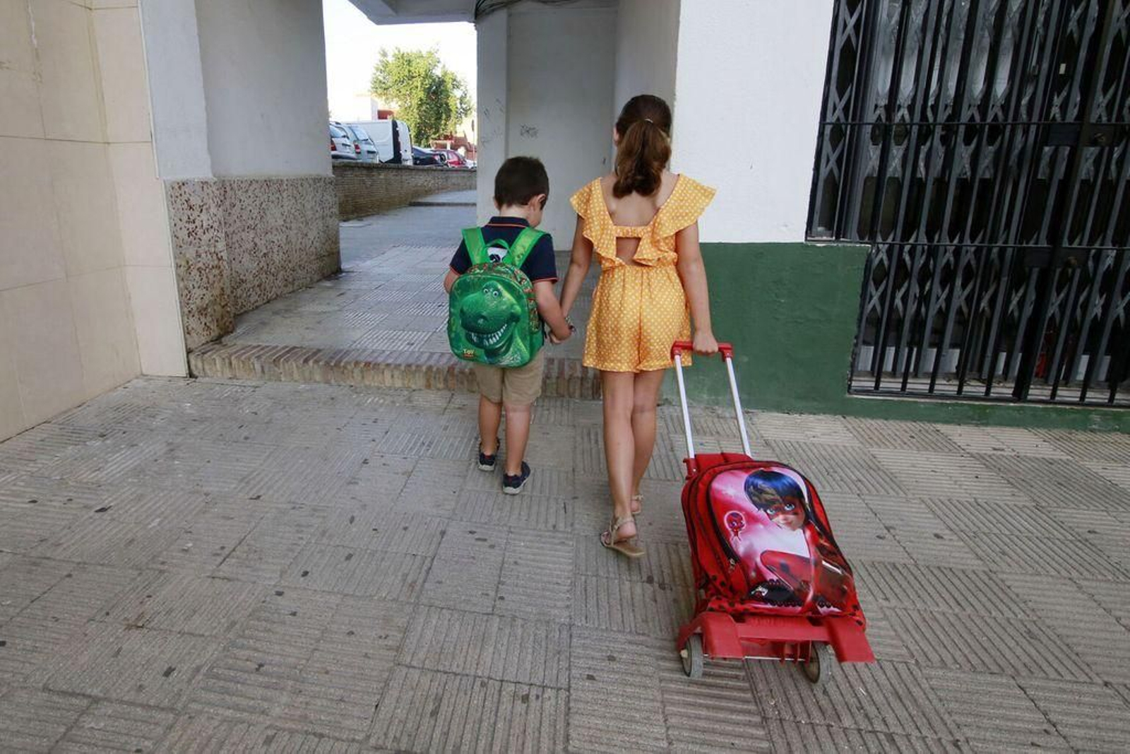 Dos niños acuden con sus mochilas a un colegio de Jerez.