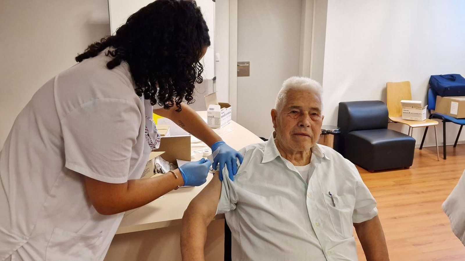 Uno de los primeros vacunados ayer por la mañana en el centro de salud de Lavadores.