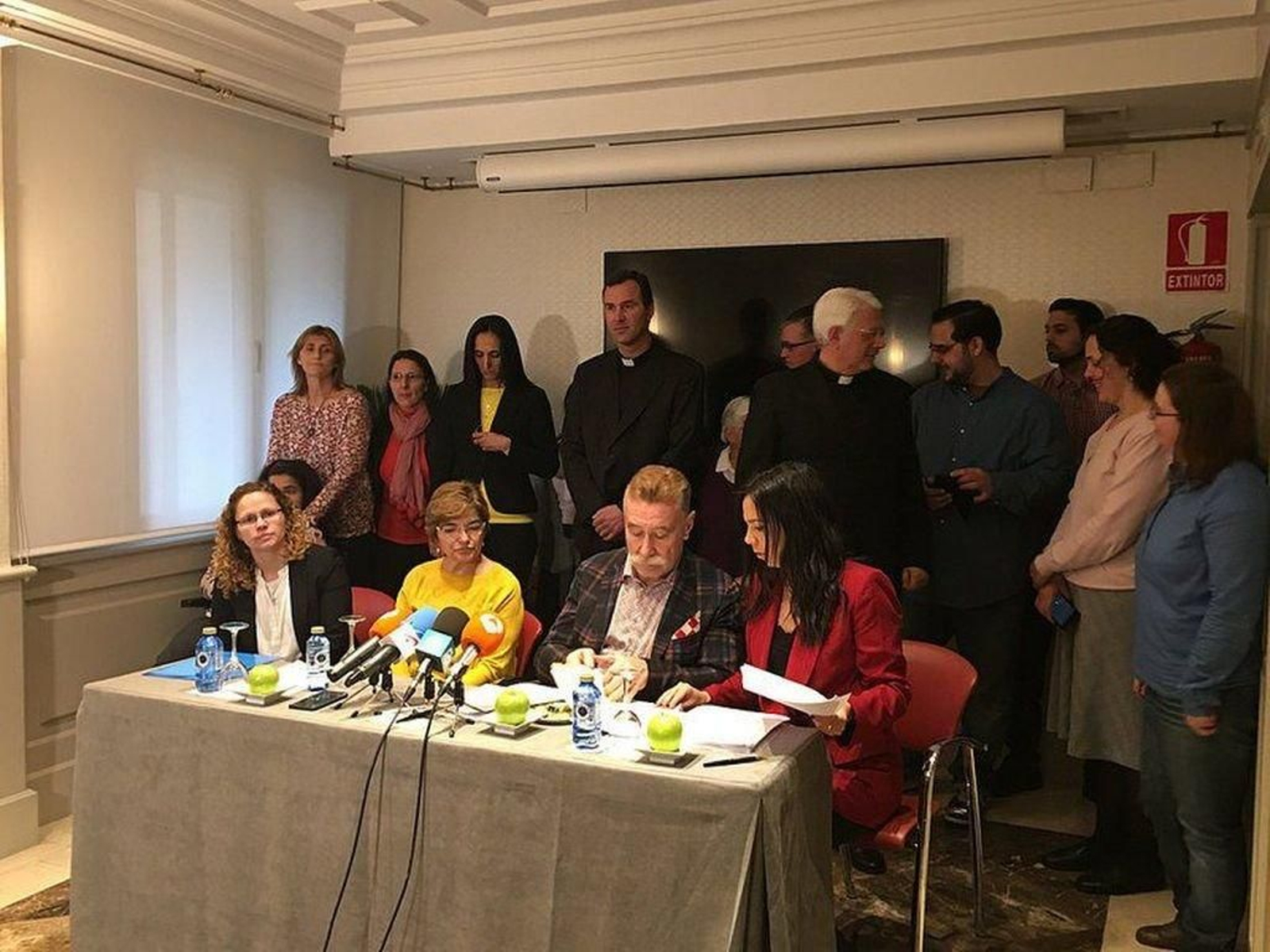 La mujer de Miguel Rosendo, segunda por la izquierda, ayer con el abogado García Montes.