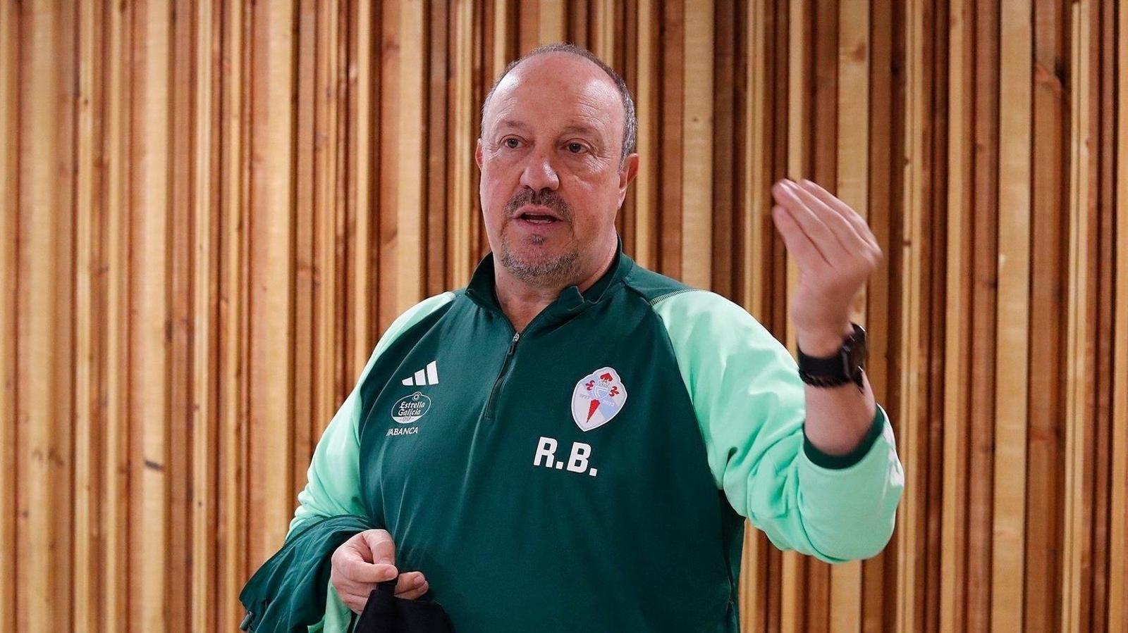 Rafa Benítez tras la rueda de prensa previa al partido contra el Cádiz. // J.V. Landín