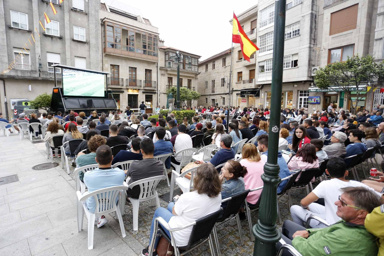 La plaza José Figueroa redondelana se llenó para seguir el encuentro de la selección española en una pantilla gigante.