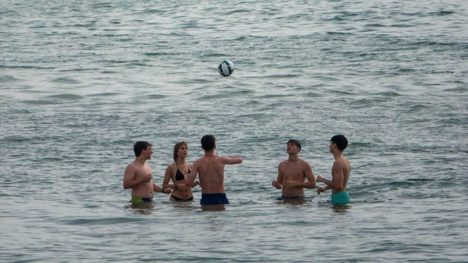 Jóvenes jugando en la playa de Samil. // Vicente Alonso