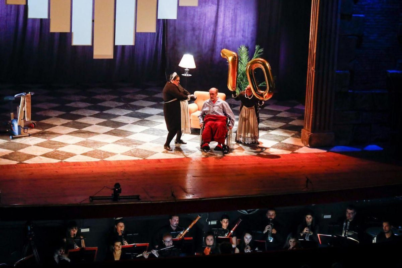 Las corales actuaron en el Verbum (izquierda) y “Don Pasquale” se representó en el García Barbón.