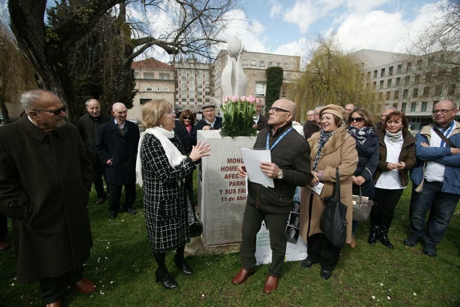 El acto se celebró a mediodía en la plaza de la Estrela junto al monumento al párkinson.
