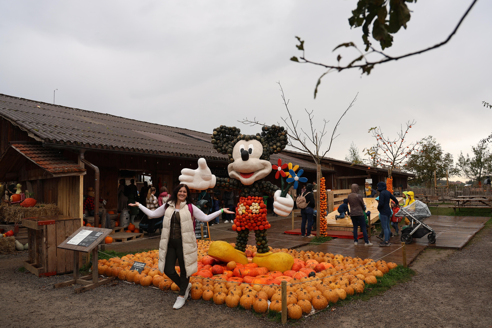 La escritora y periodista cabanesa Alejandra Plaza ofreció un taller de cuentacuentos que se convirtió en el evento estrella de una tarde mágica en una de las granjas más populares de Suiza
